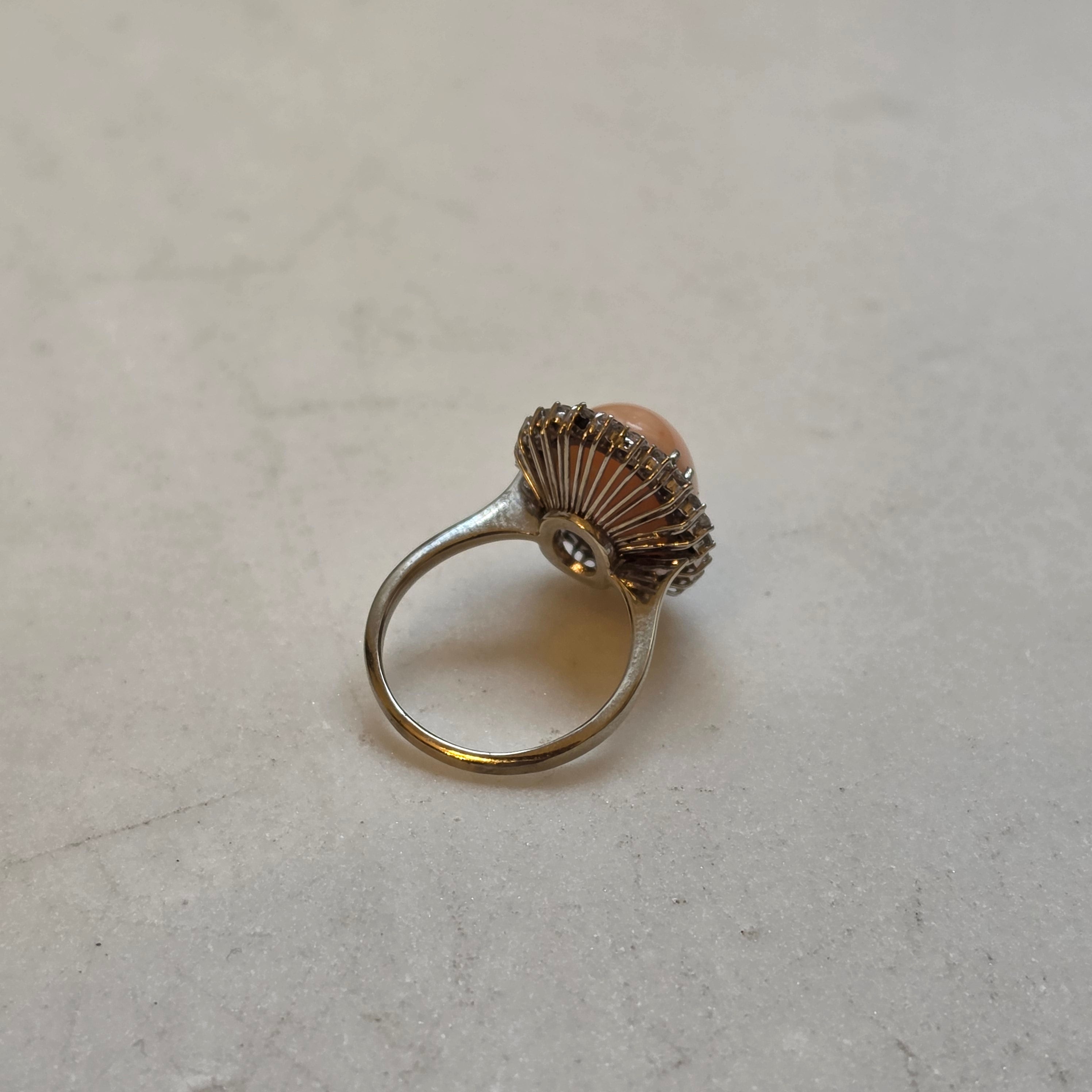 Echter 1950er Vintage Cocktailring 750er Weißgold – Zartkoralle & 24 Diamanten – Gr. 58 (7,6 Gramm)