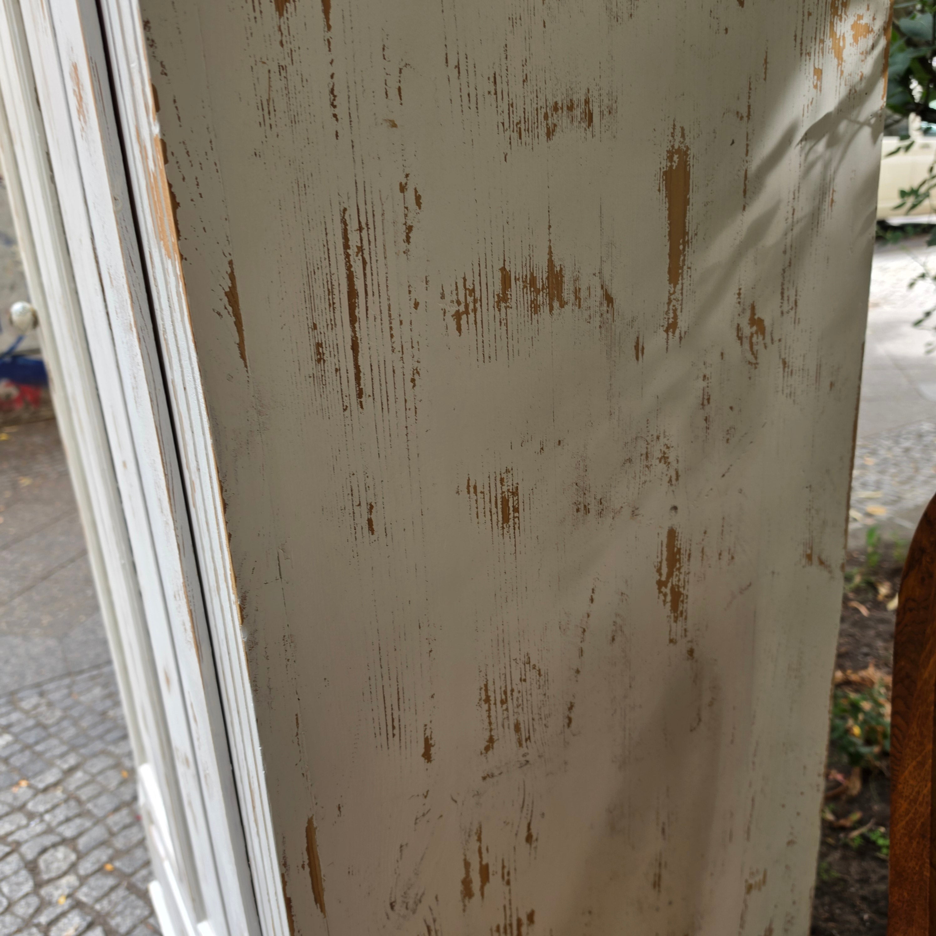 Abgeschliffener Jugendstil Holz Schrank Kleiderschrank AntikAntiker Holzschrank im Vintage Shabby-Chic Stil – Weiß patina