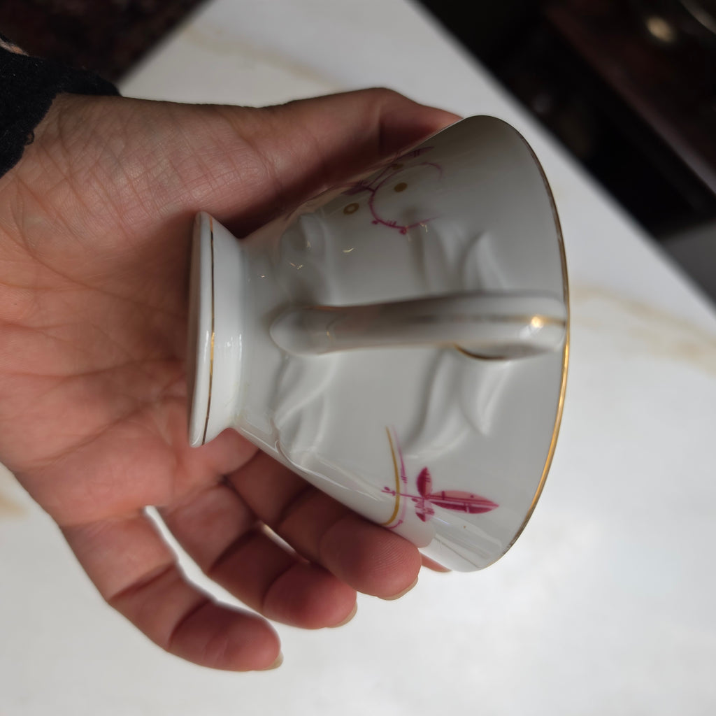 Vintage Porzellan-Tasse mit Untertasse – Beerenrosa & Golddekor - Mid-Century Elegant