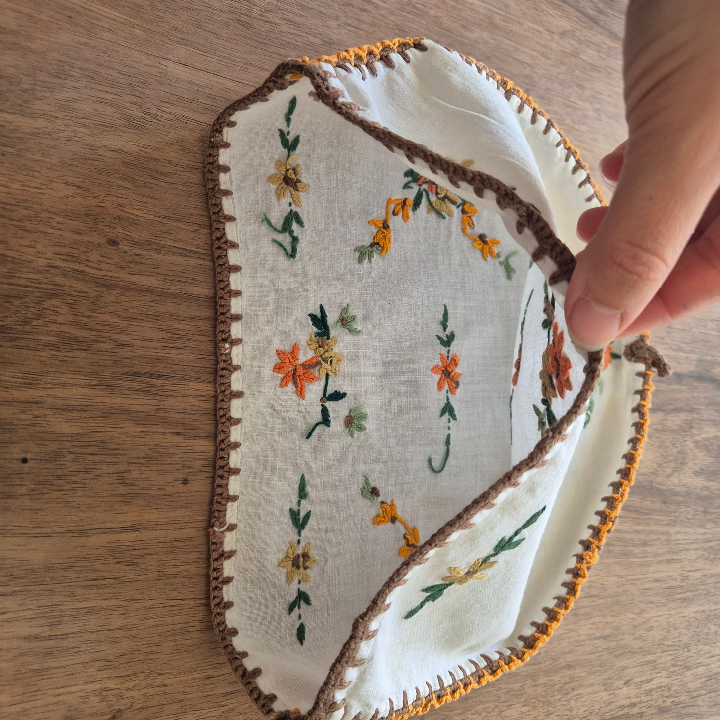 Handgemachte Vintage Teehaube Blumenstickerei und mini Stockflecken