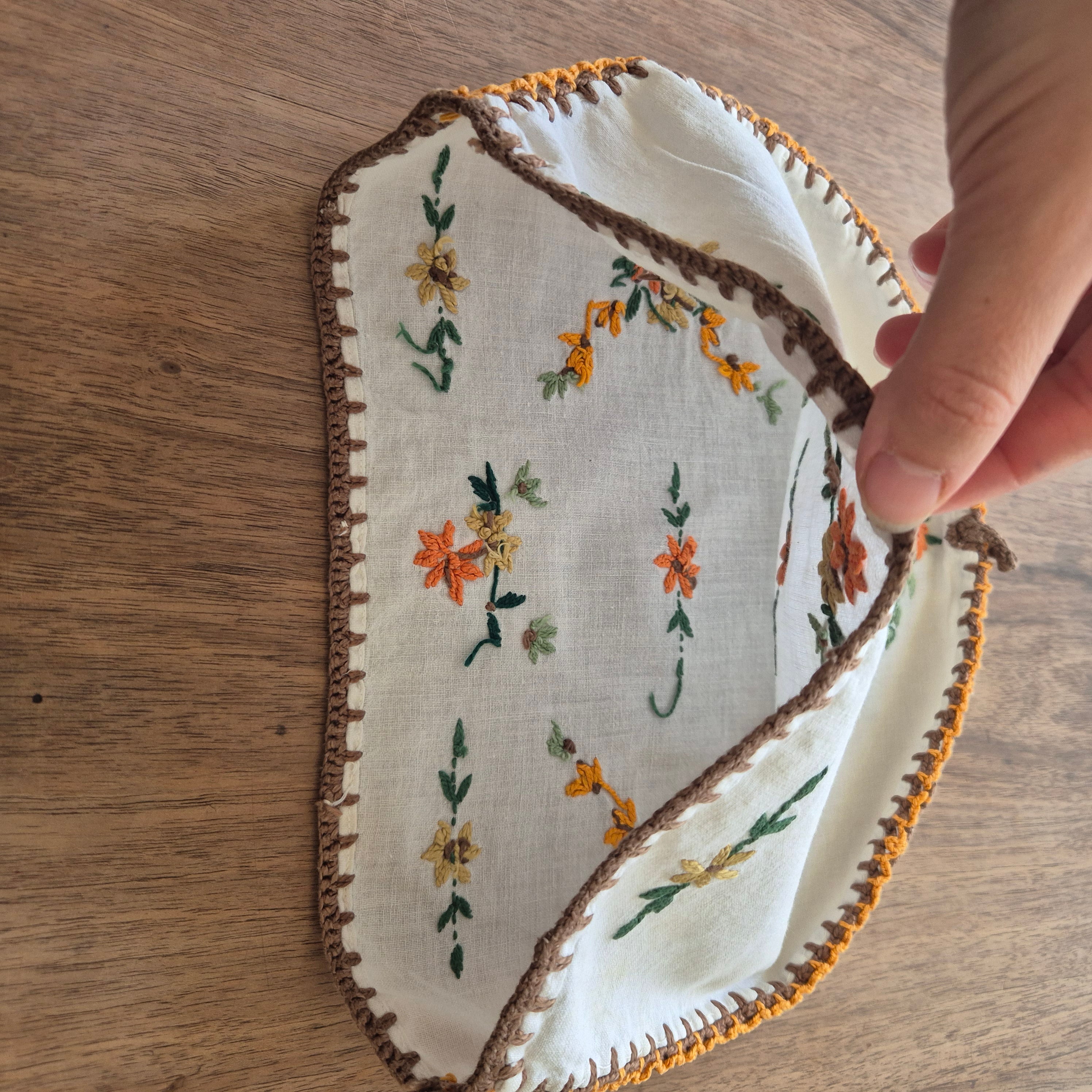 Handgemachte Vintage Teehaube Blumenstickerei und mini Stockflecken
