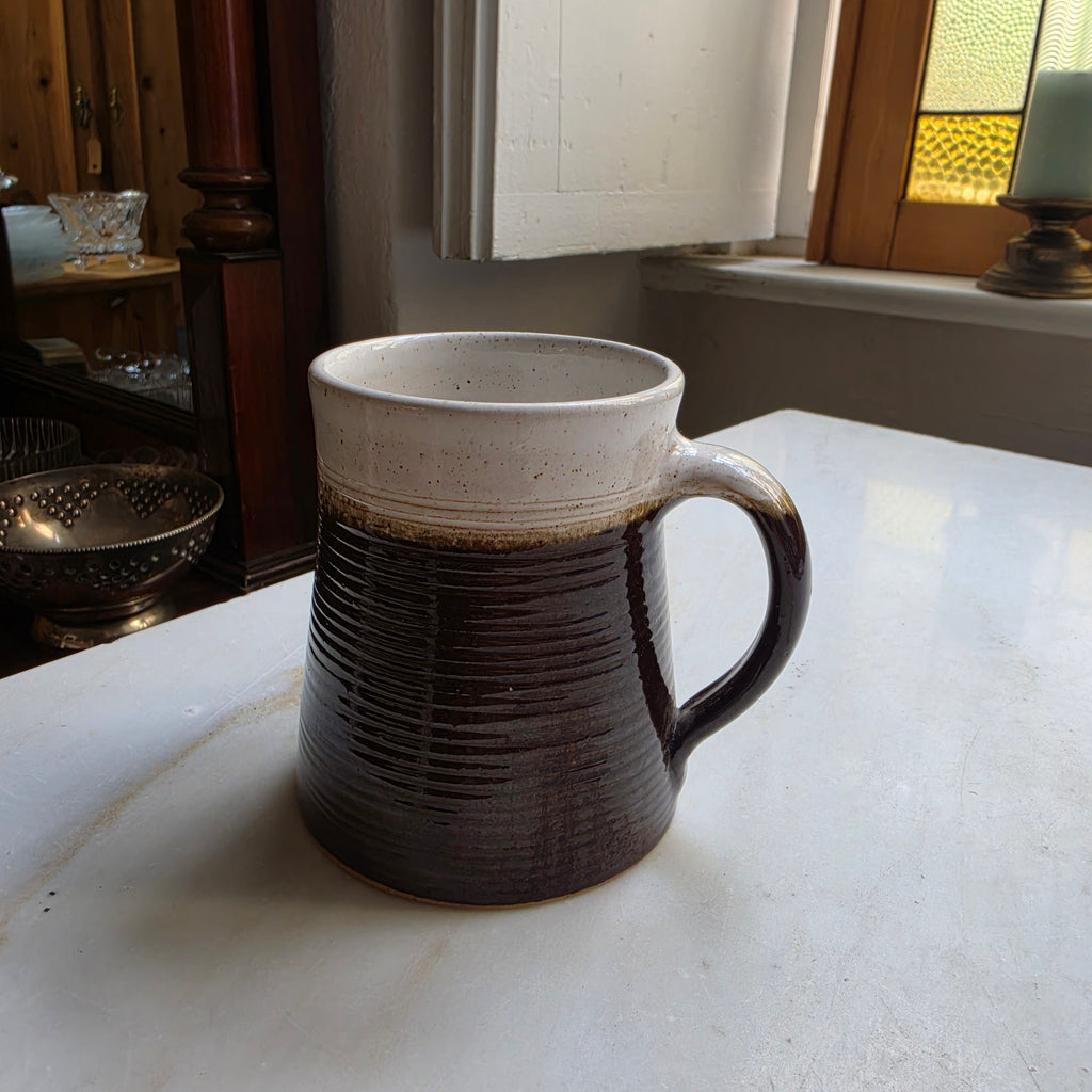 Vintage Keramikbecher / Tasse – Handgetöpfert mit Zweiton-Glasur