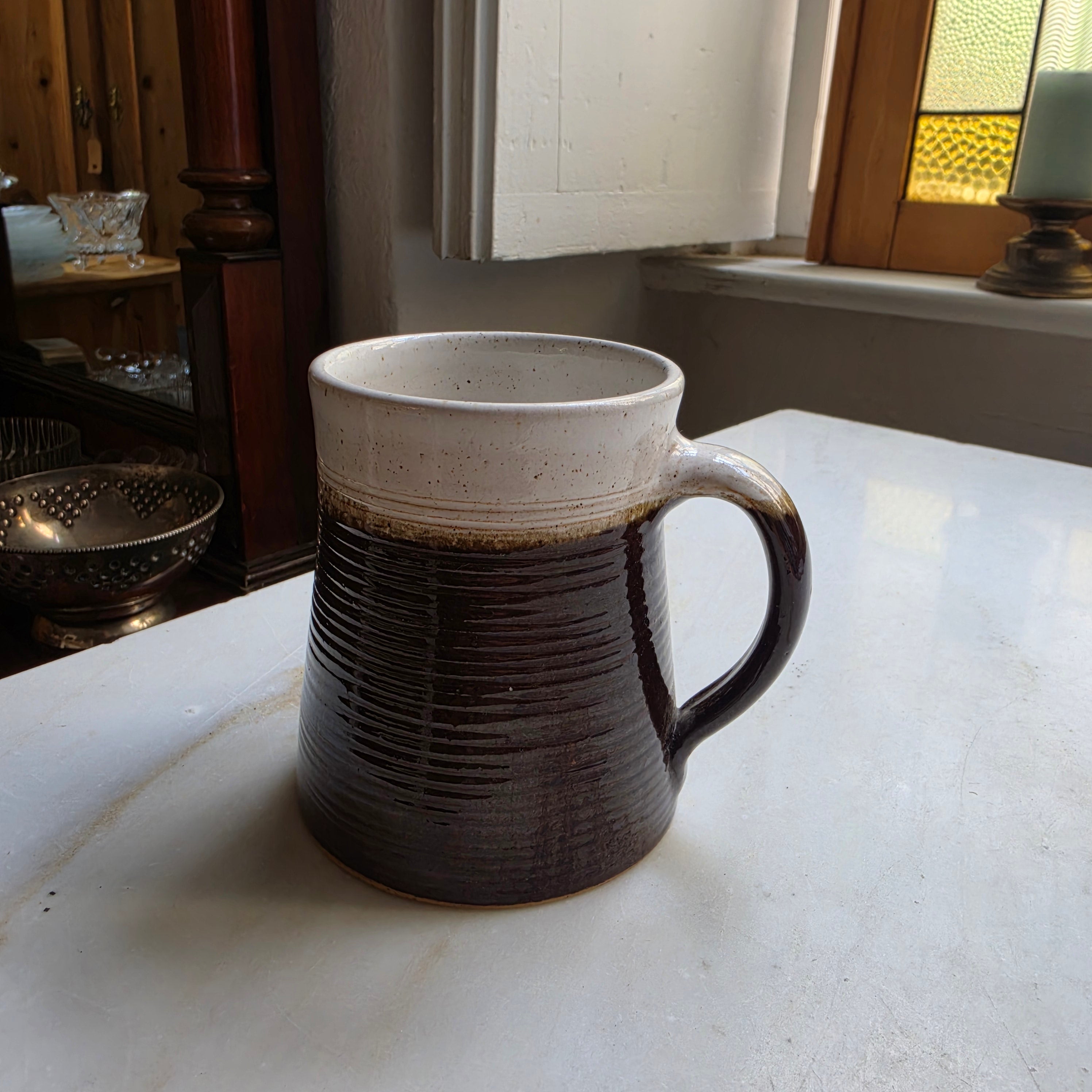 Vintage Keramikbecher / Tasse – Handgetöpfert mit Zweiton-Glasur