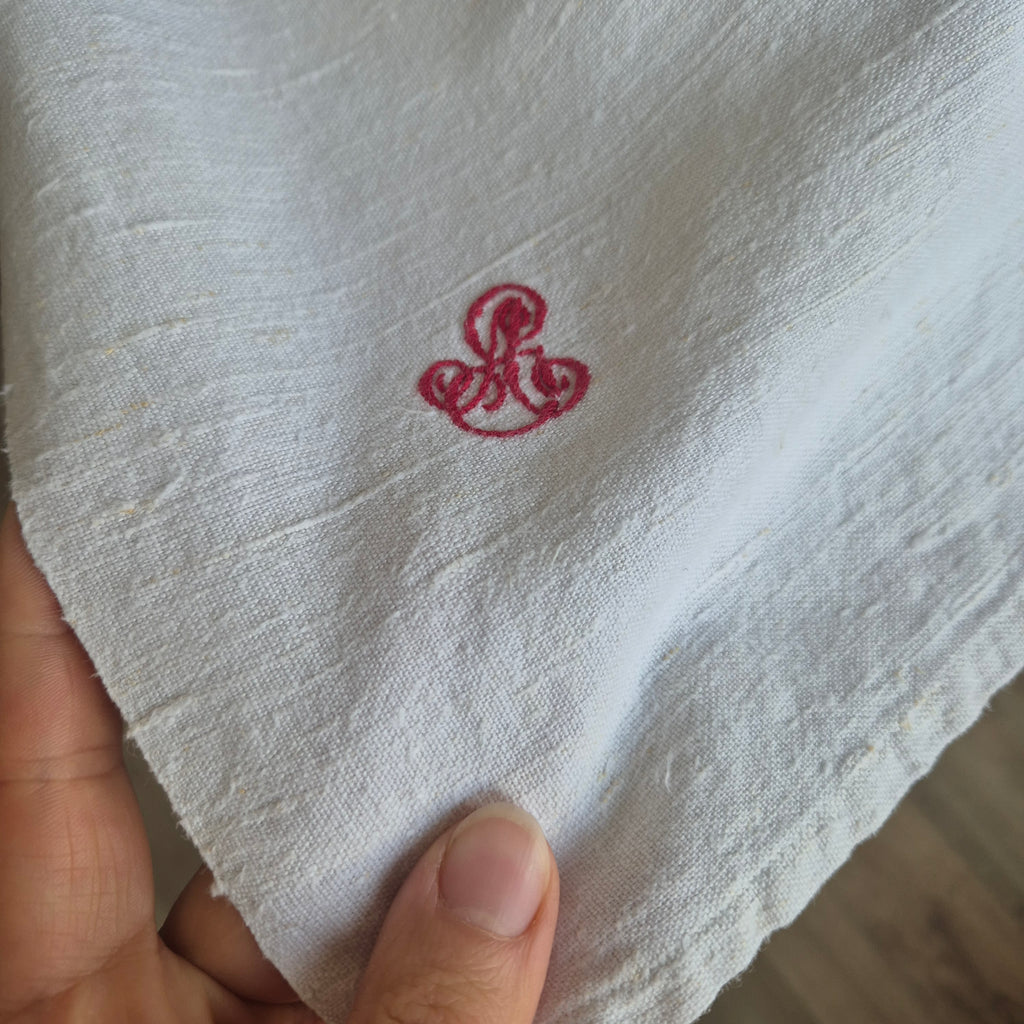 Antike Bauernleinen-Tischdecke mit roter Monogramm-Stickerei -  105x145cm