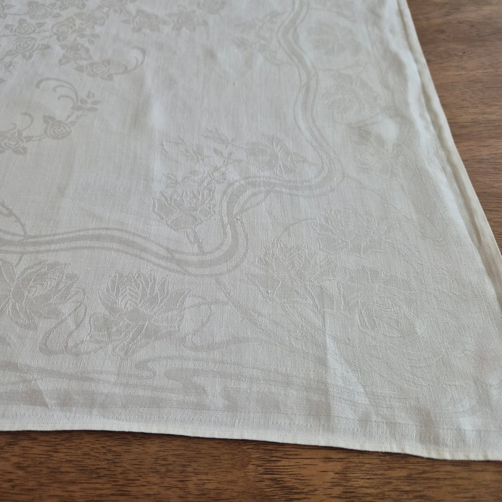 Antike Jugendstil Serviette/Mitteldecke weiß 64x64cm Damast Blumen Stockflecken Monogramm G.C.