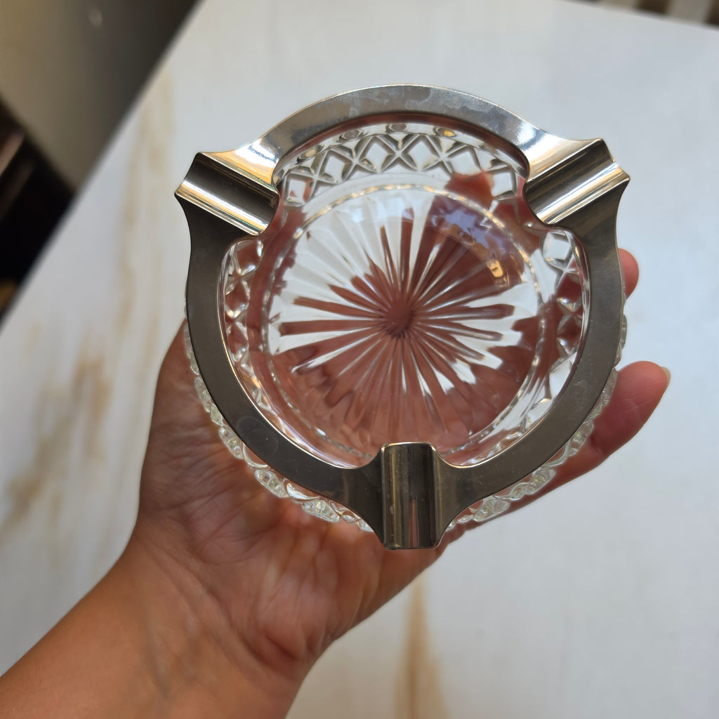 Vintage Kristall-Aschenbecher mit versilbertem Metallrand | Mid-Century Glas-Aschenbecher mit Rautenschliff