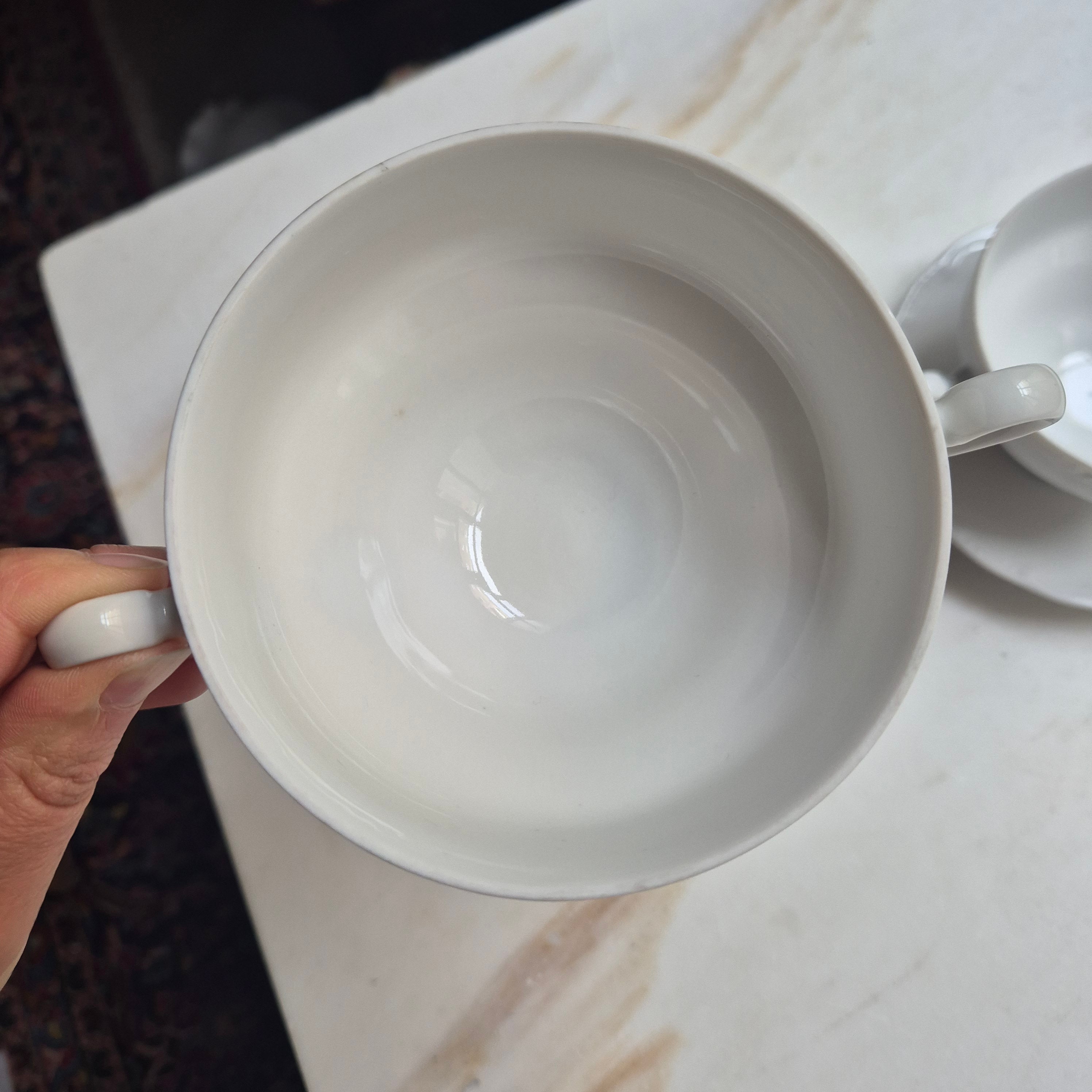 2x Antike weiße Porzellan-Suppentassen - Reliefdekor