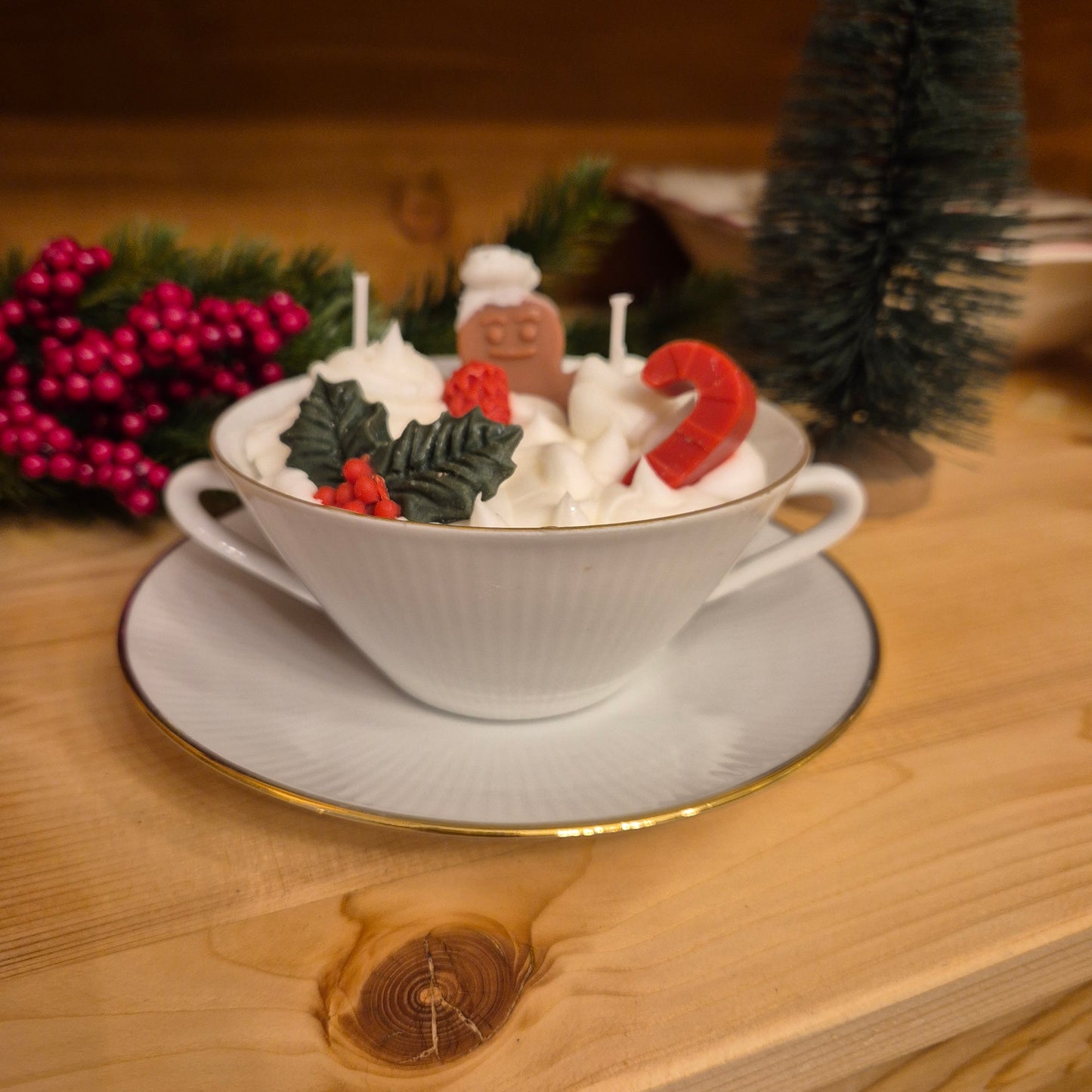 Handgemachte Sojawachskerze Weihnachtesgeschenk badender Lebkuchen Sahne Dessert in Antiker Porzellan Suppentasse von Seltmann Weiden