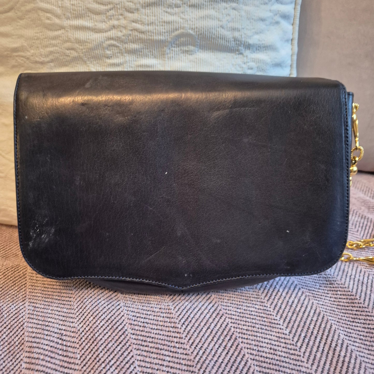 Vintage Moschino schwarze Schultertasche mit Herz 90er Jahre