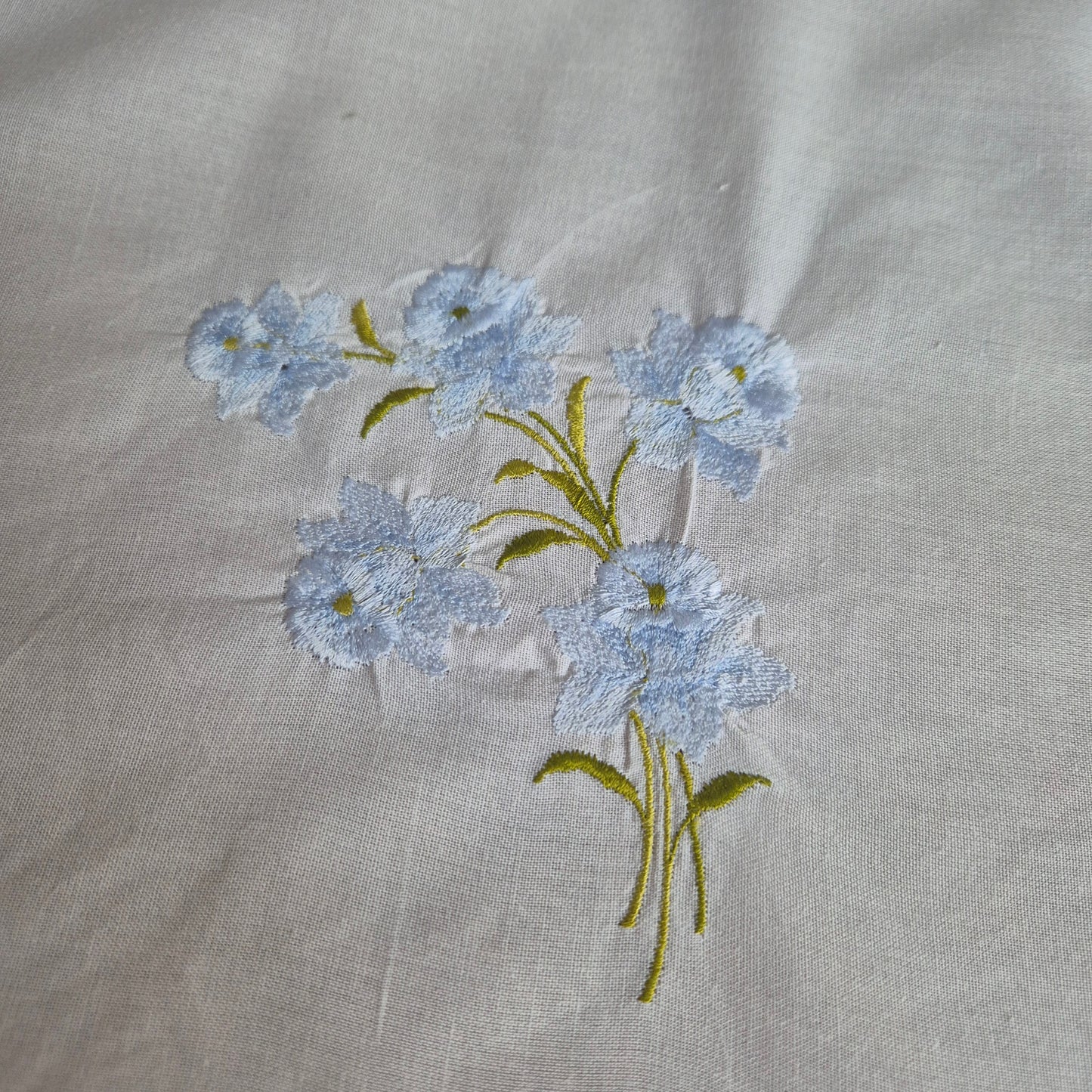 Vintage Tischdecke Baumwolle mit Blumenstickerei und durchbrochener Spitze 82x79cm