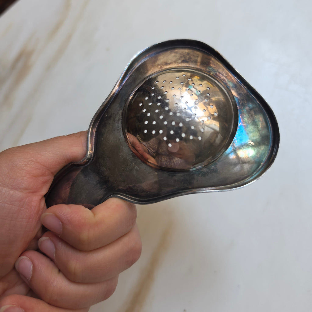 Edles Vintage-Teesieb aus versilbertem Metall – Klassisches Auflege-Teesieb mit feiner Patina