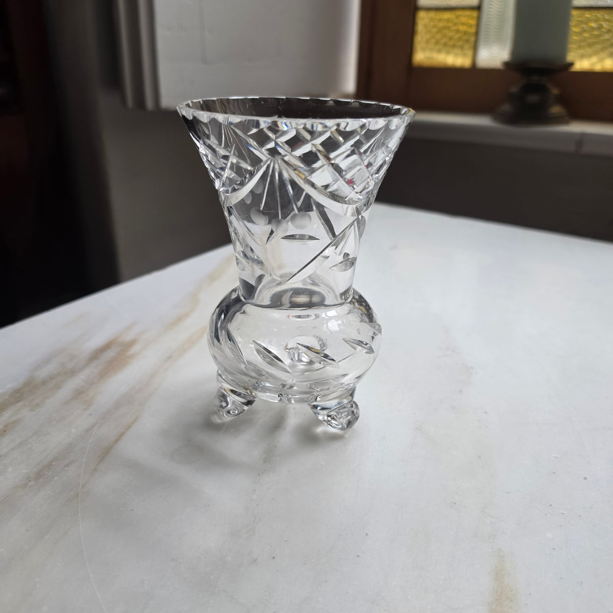 Edle Vintage Kristallvase mit Schliffmuster & Füßchen – Elegante Tischdekoration