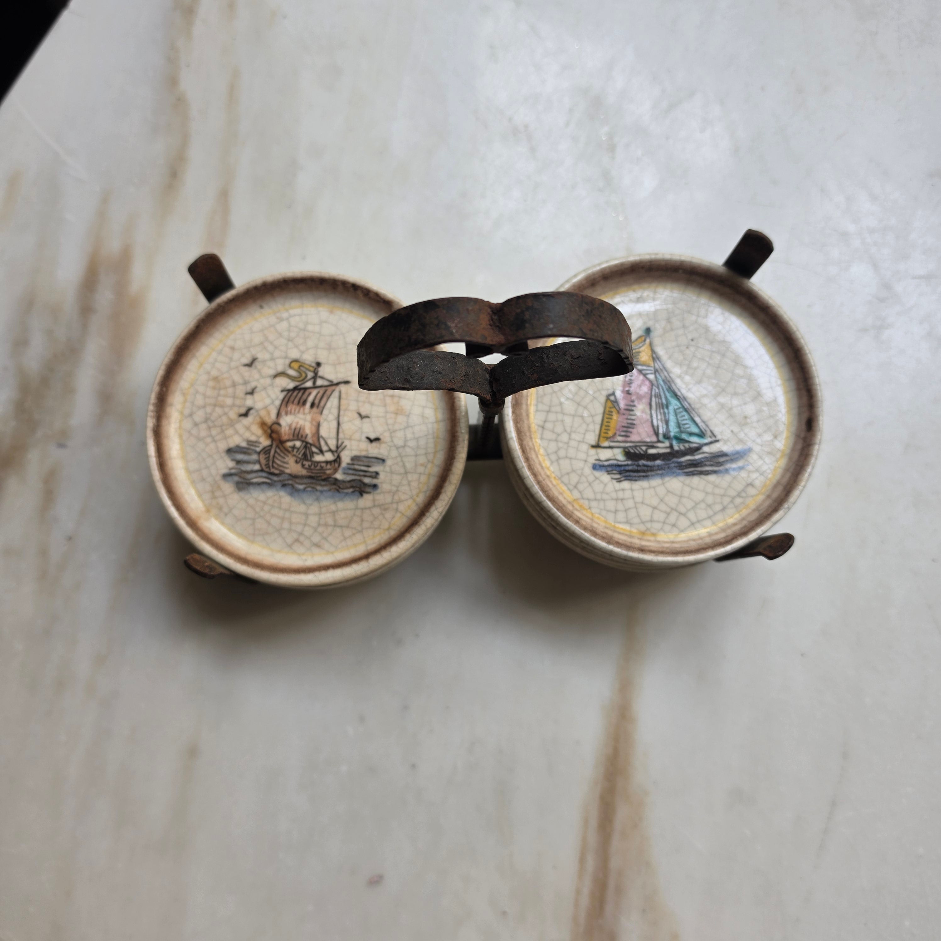 Vintage Keramik-Untersetzer Set „Maritim“ mit schmiedeeisernem Halter – 9-teilig – Mid-Century Craquelé