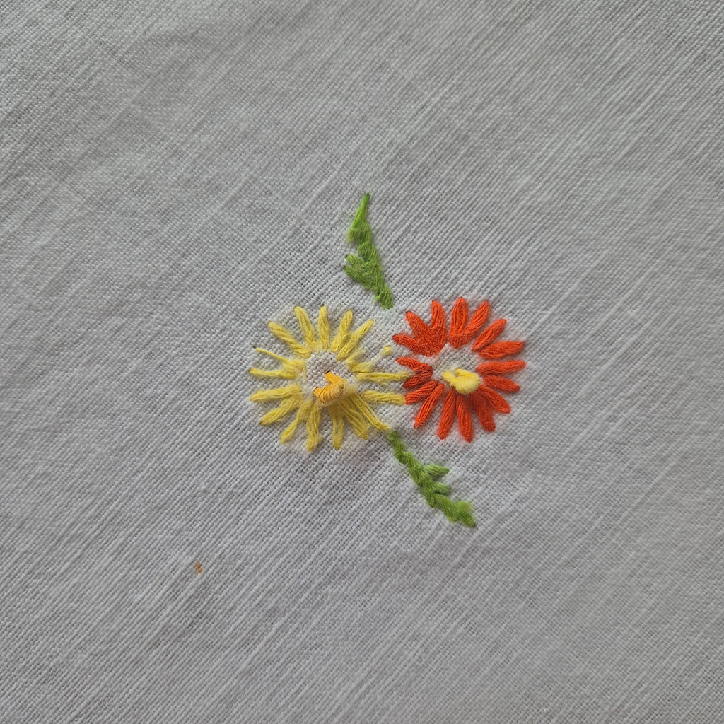 Vintage runde handgemachte Tischdecke weiß mit Blumenstickerei DDR  96cm