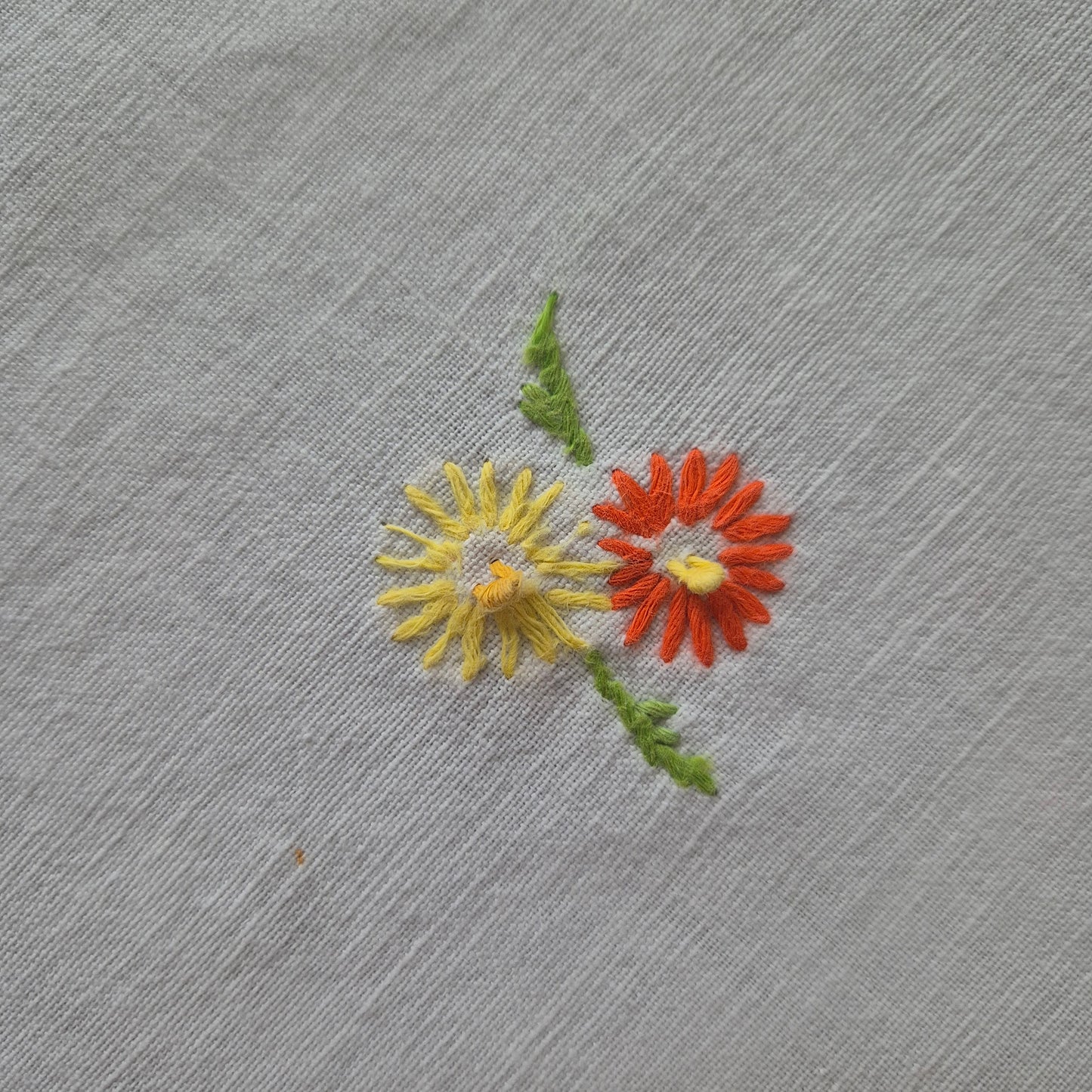 Vintage runde handgemachte Tischdecke weiß mit Blumenstickerei DDR  96cm