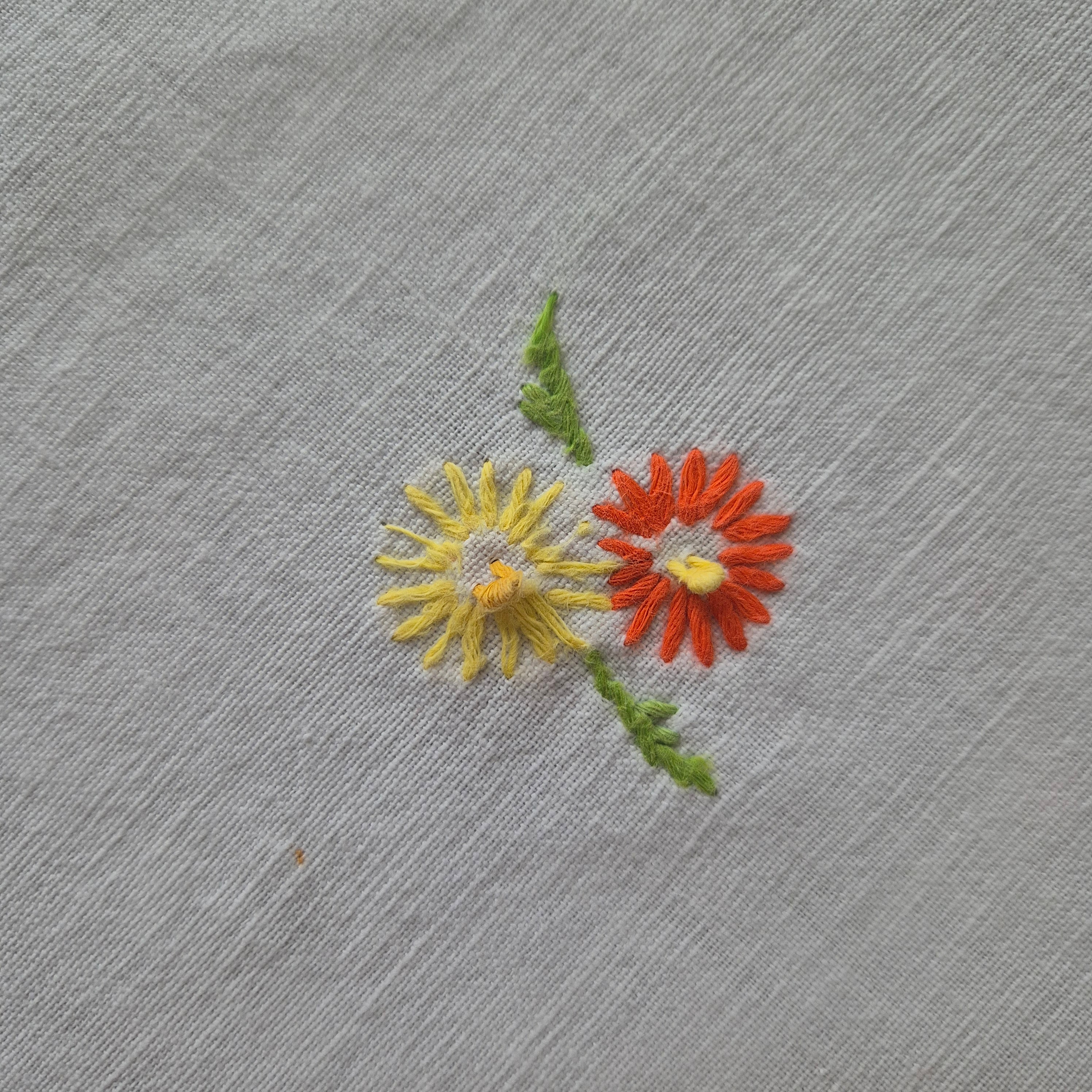 Vintage runde handgemachte Tischdecke weiß mit Blumenstickerei DDR  96cm