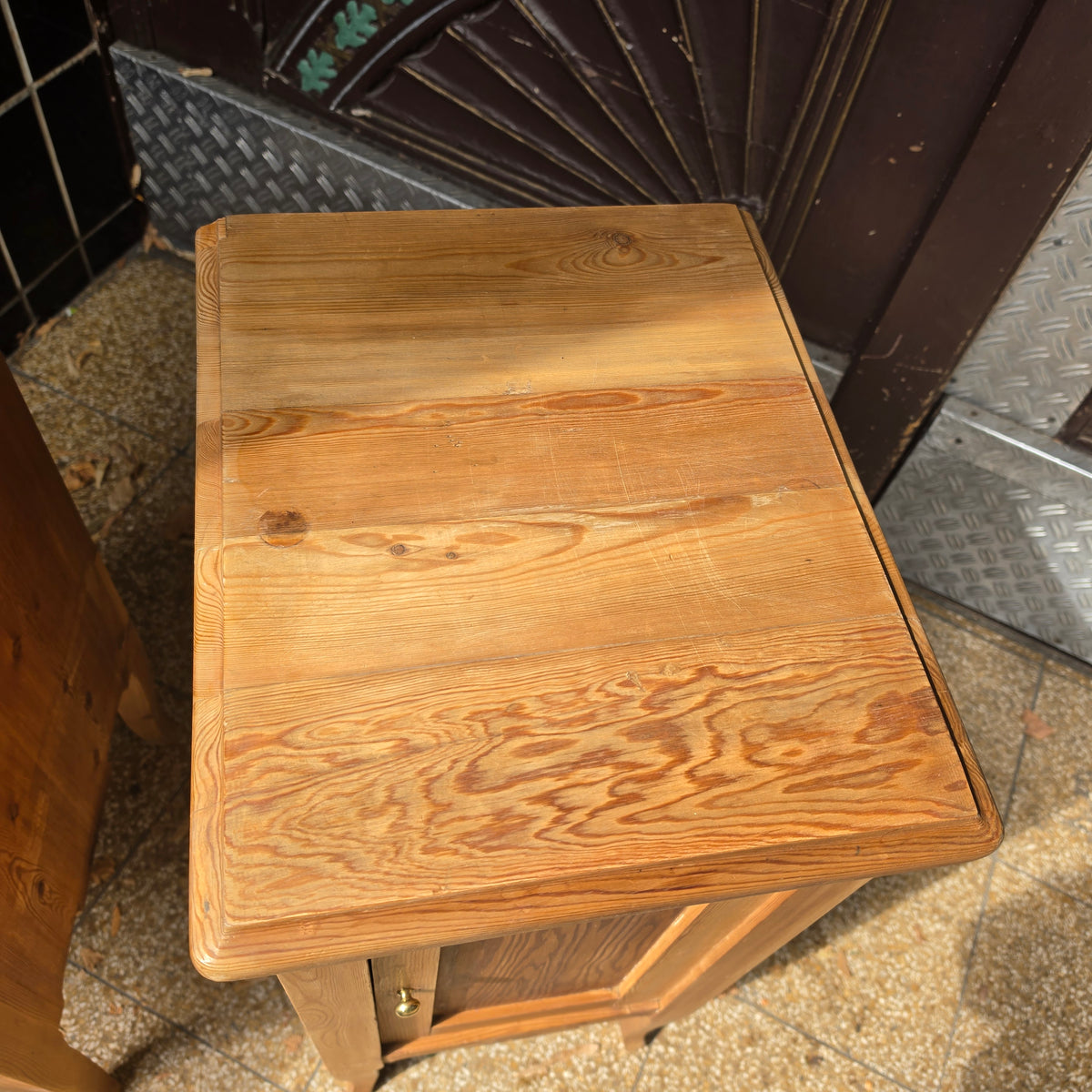 2x Biedermeier Nachtschränkchen – Massivholz mit Messingknopf