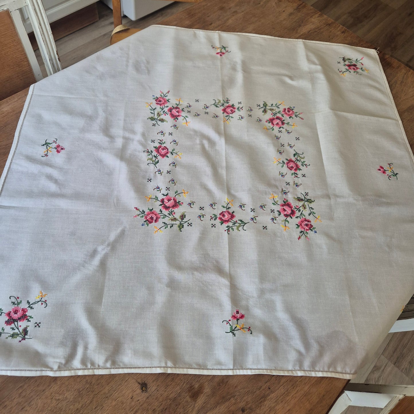 Vintage WEST GERMANY Tischdecke bestickt mit Rosen Handgemacht KADEWE 80x80cm