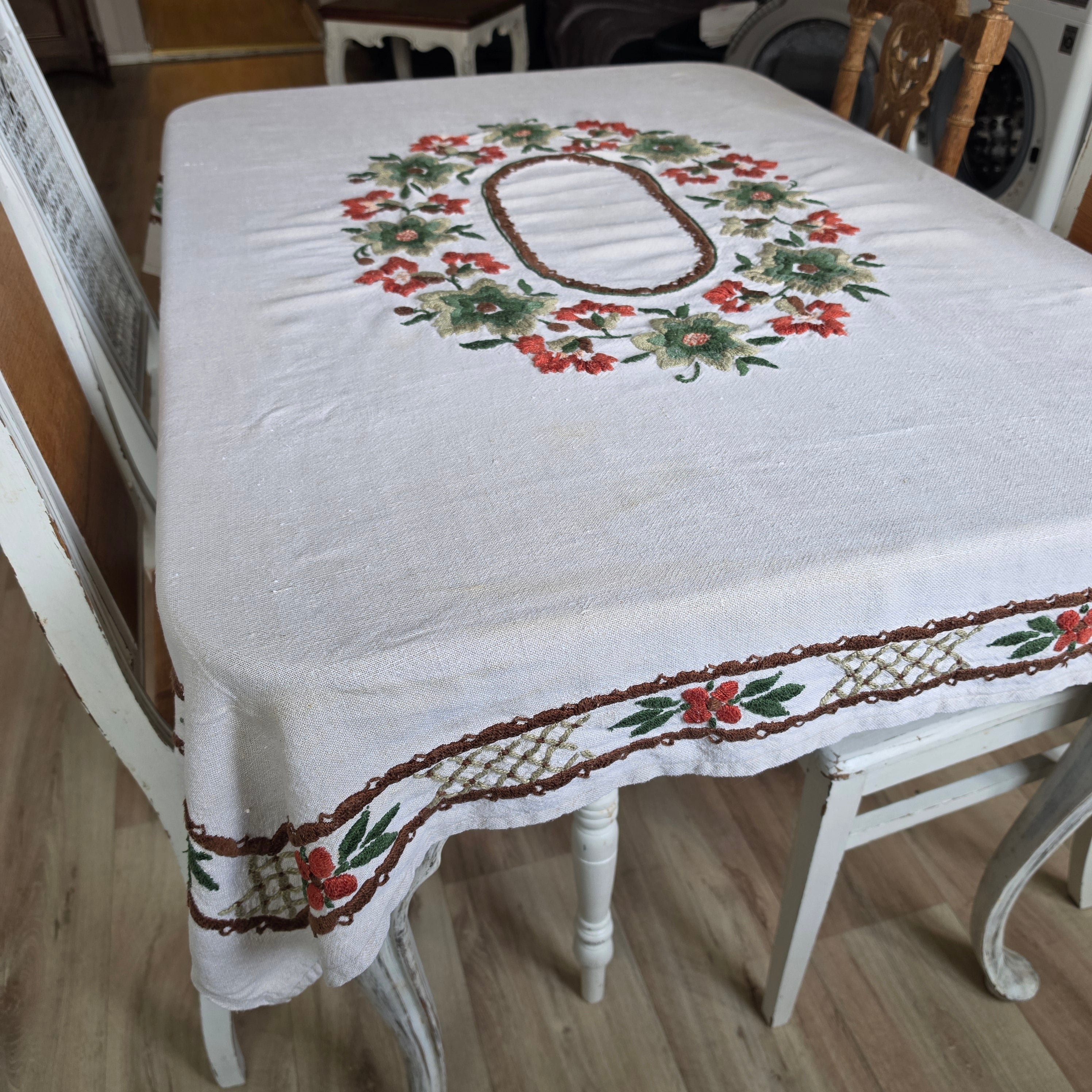 Vintage Leinen-Tischdecke Handgestickt - Rustikale Decke mit Floralem Kurbelstick-Muster 140x150cm