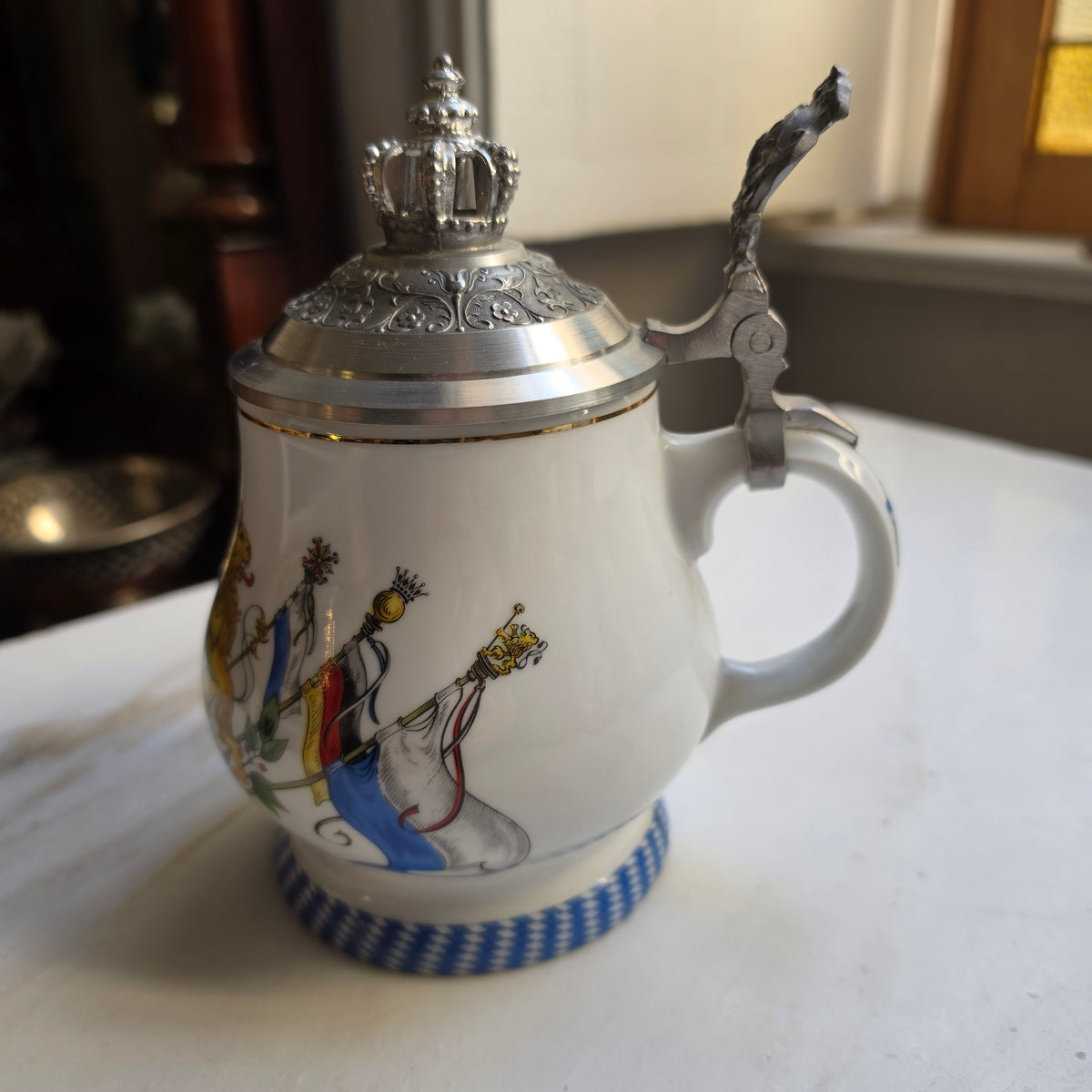 Exklusiver Porzellan-Bierkrug mit Zinndeckel – Bayerisches Wappen & Krone - Kühr Sandizell (Limitierte Auflage)