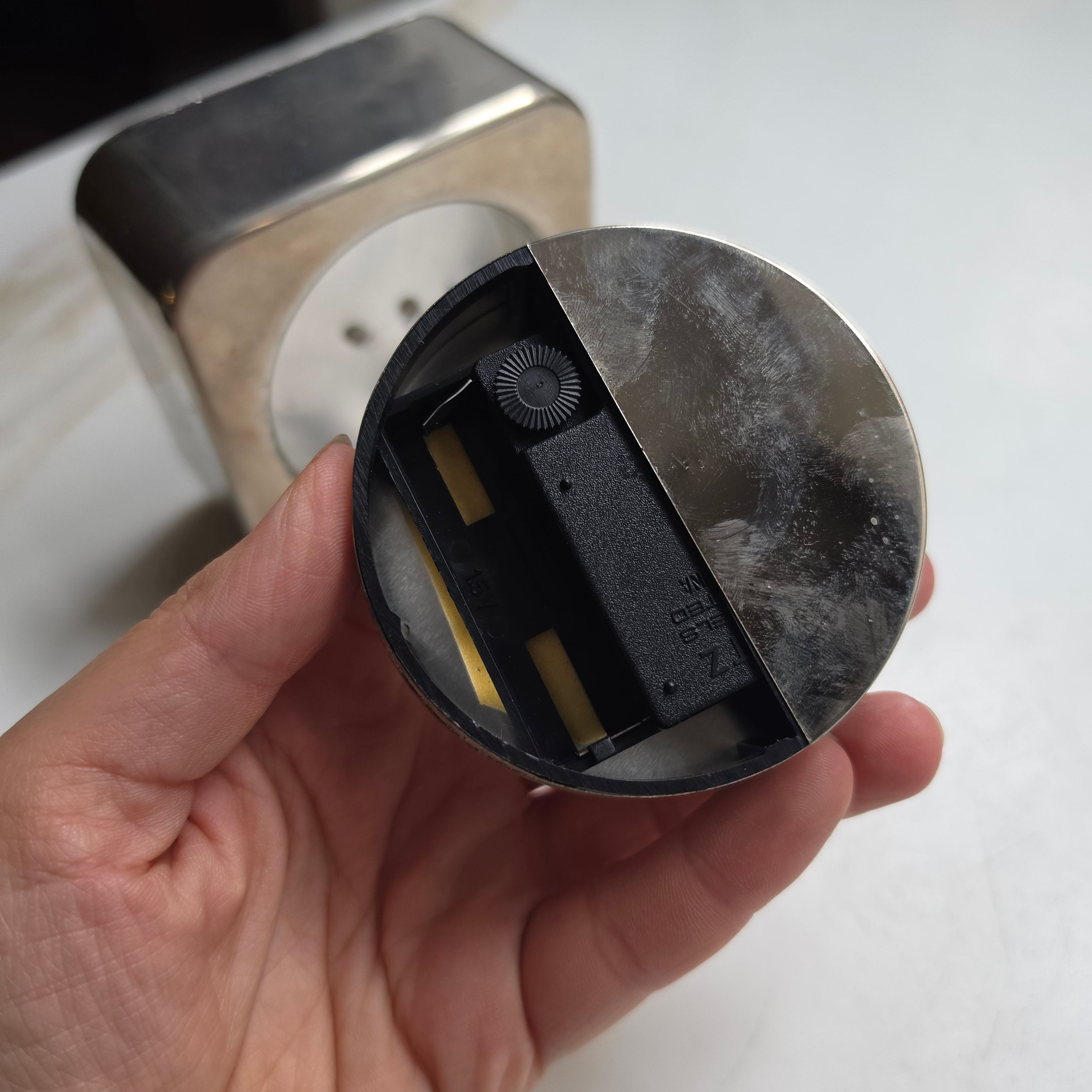 Vintage-Stil Tischuhr im Silber-Look – Klassischer Quartz-Wecker 80er Jahre