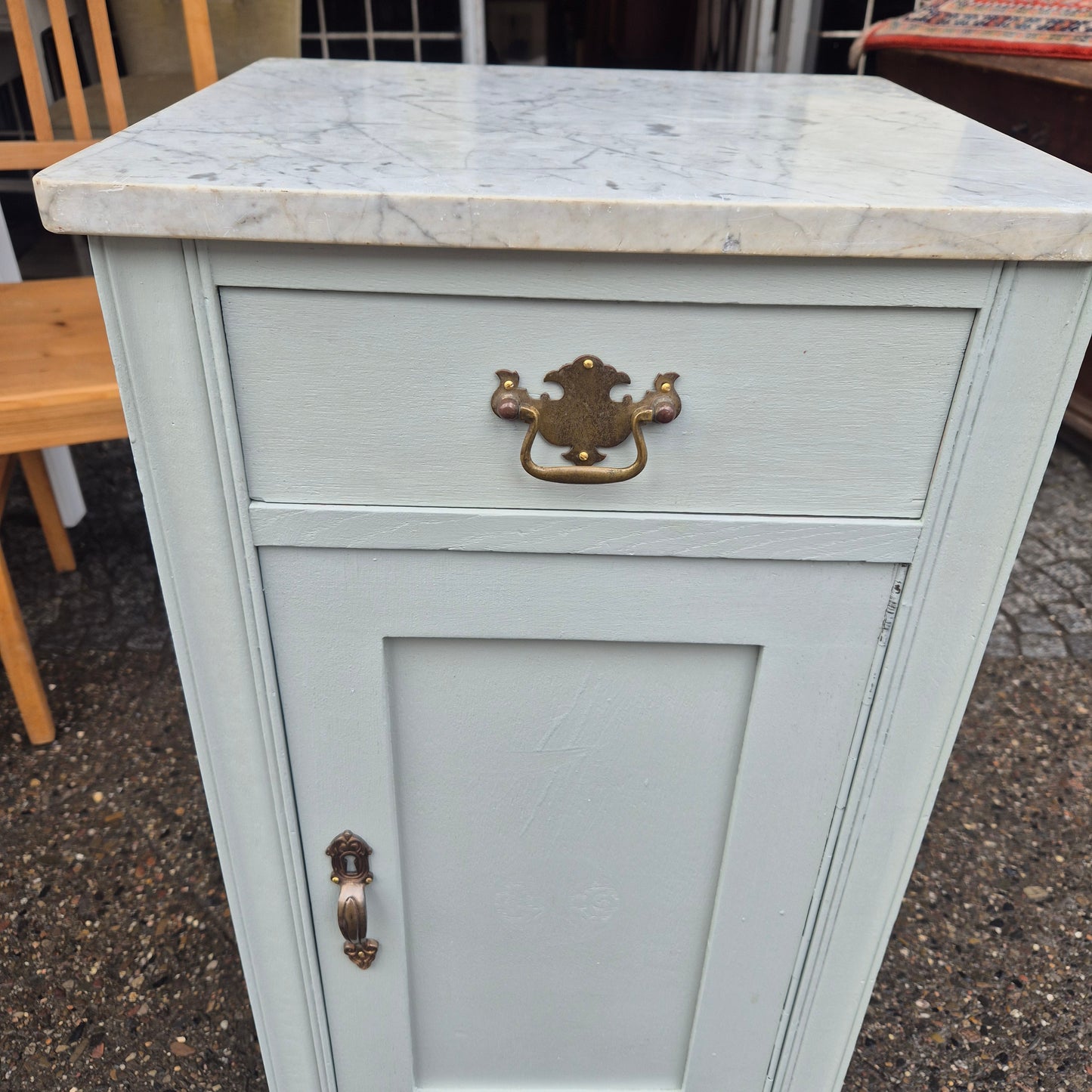 Antikes himmelbaues Jugendstil Nachtschränckchen mit Marmorplatte