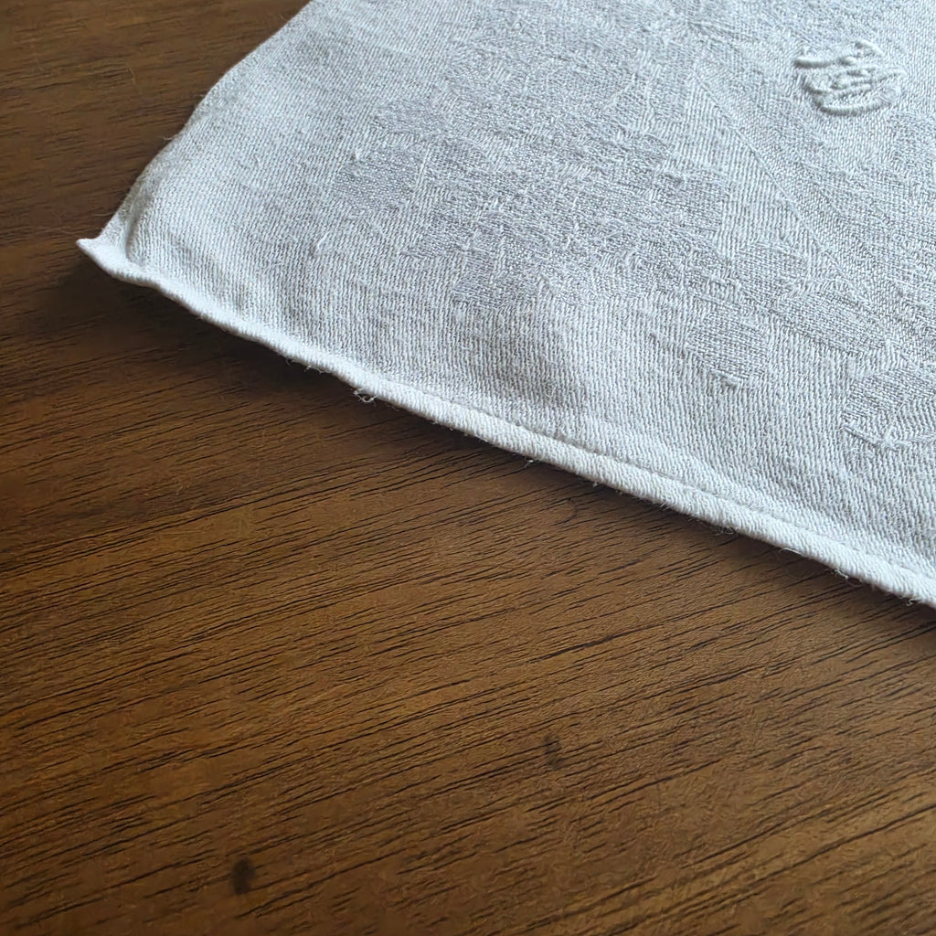 Antike Damast-Serviette mit floralem Webmuster - 45x48cm - Monogramm H.W.