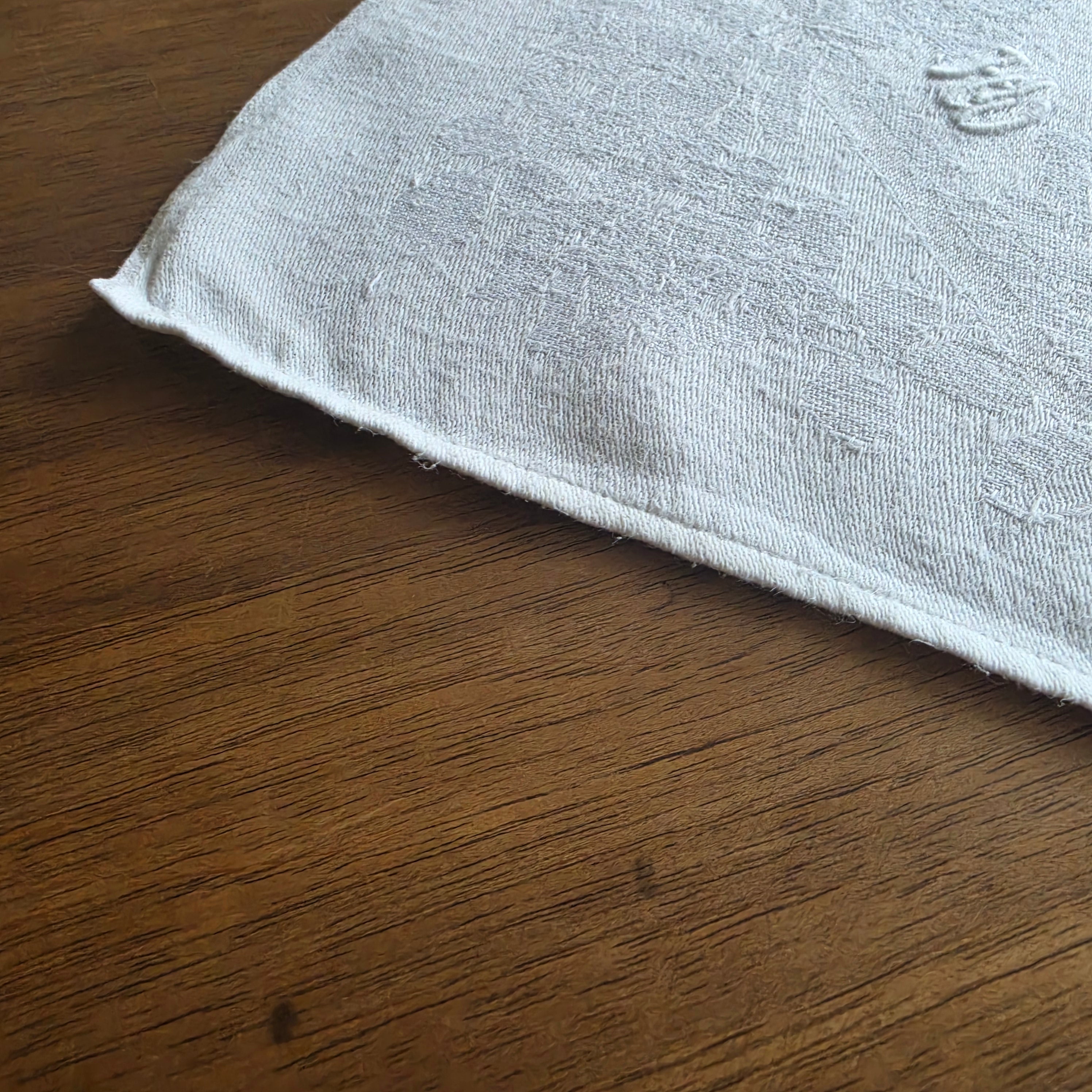 Antike Damast-Serviette mit floralem Webmuster - 45x48cm - Monogramm H.W.