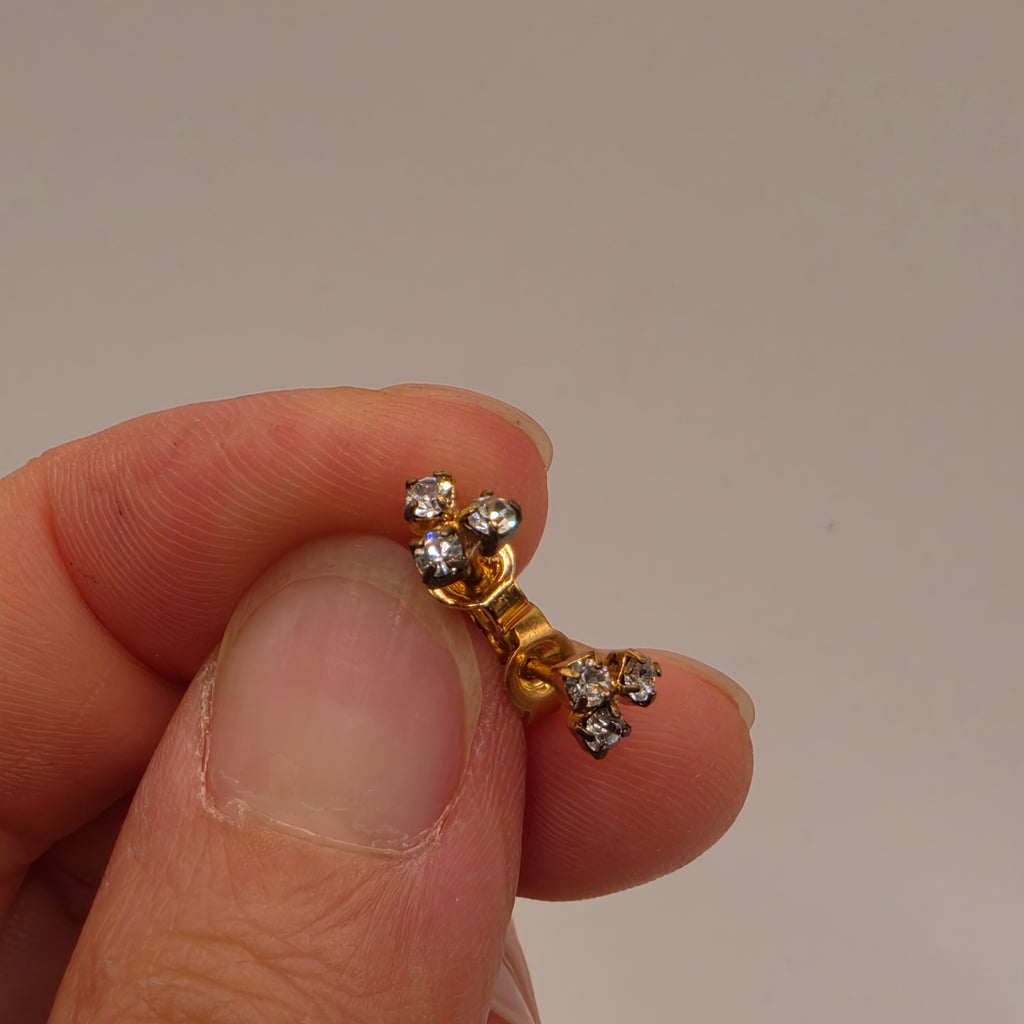 Elegante Vintage-Ohrstecker mit funkelndem Kleeblatt-Besatz