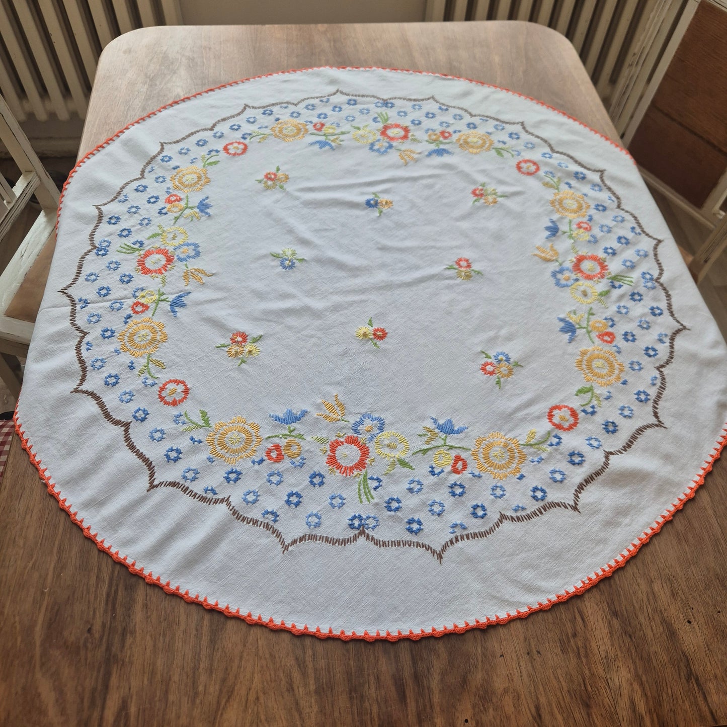 Vintage runde handgemachte Tischdecke weiß mit Blumenstickerei DDR  96cm