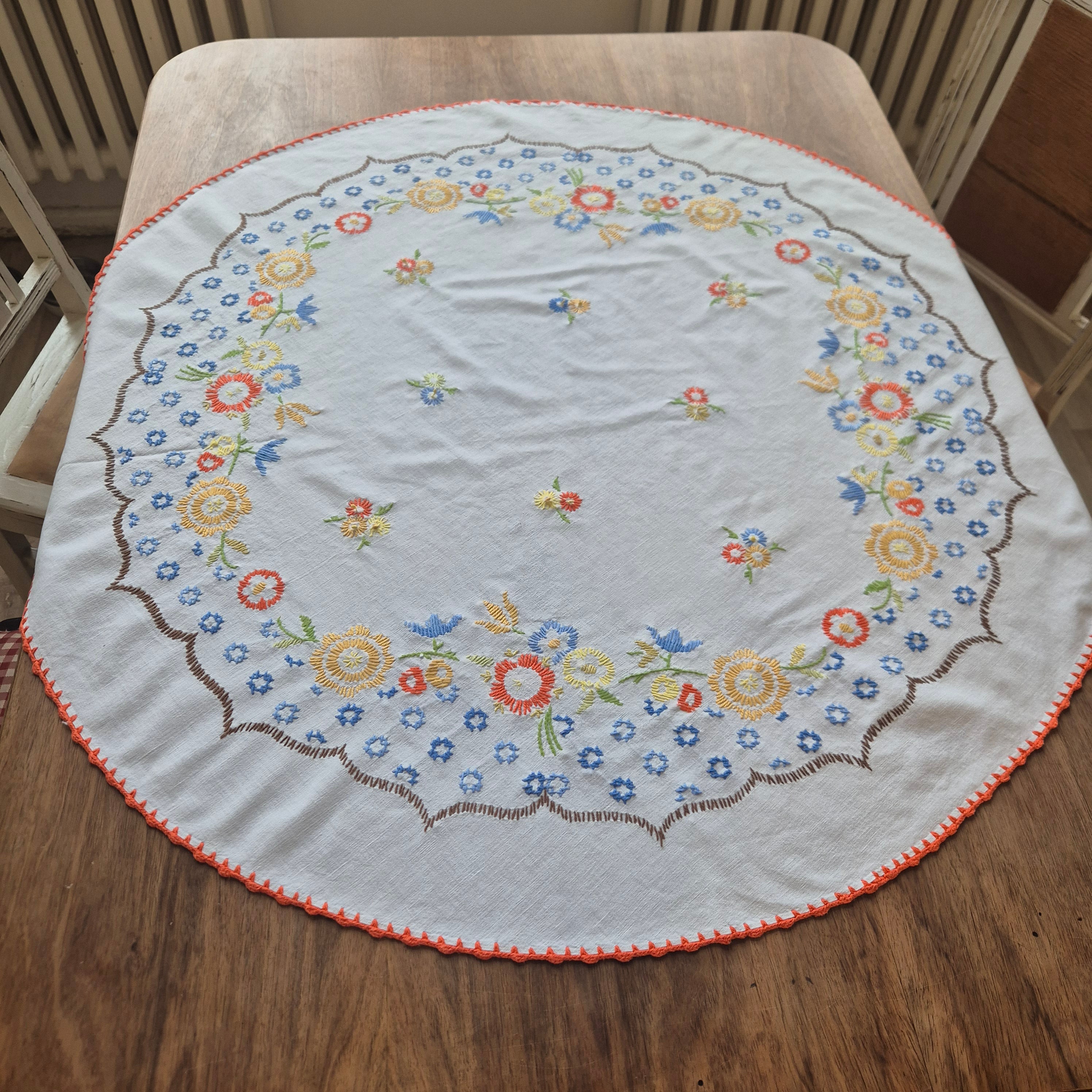 Vintage runde handgemachte Tischdecke weiß mit Blumenstickerei DDR  96cm