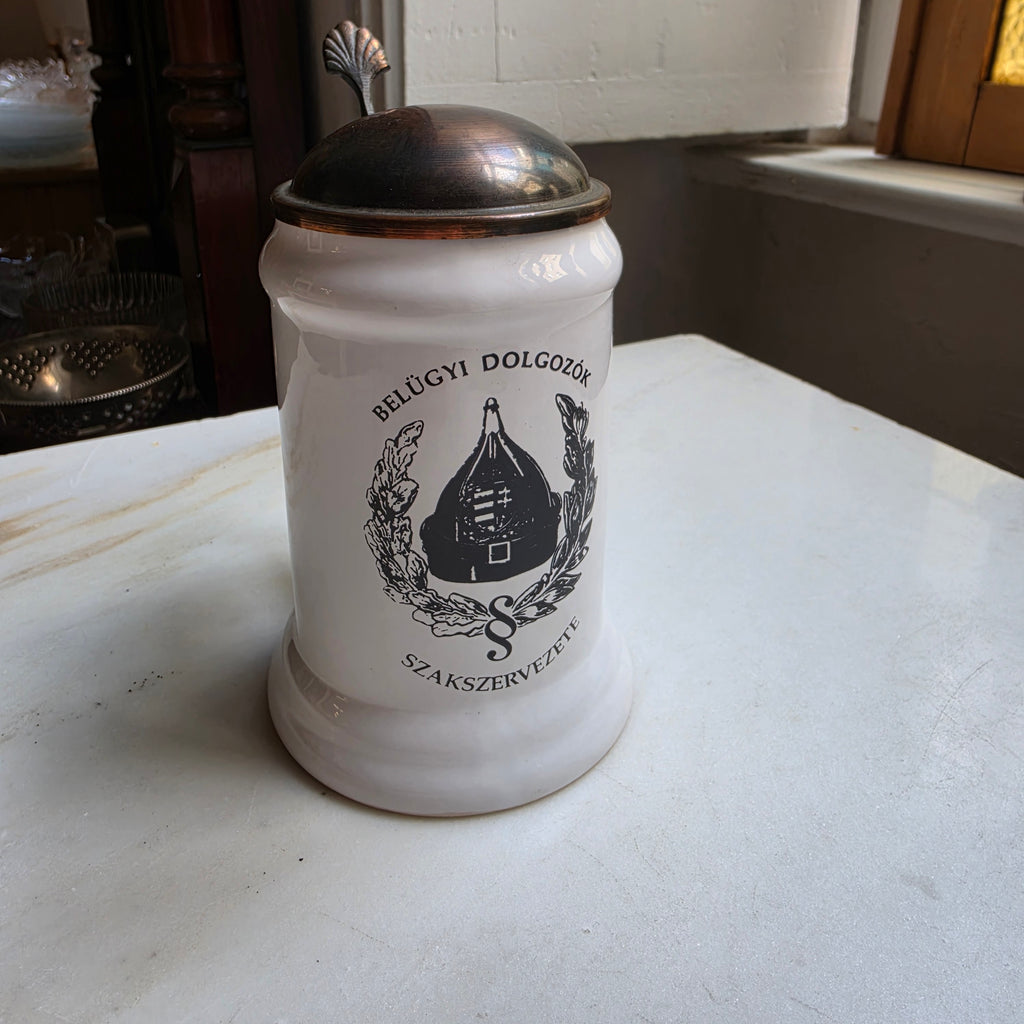 Historischer ungarischer Steingut-Bierkrug mit Zinndeckel – „Belügyi Dolgozók Szakszervezete“