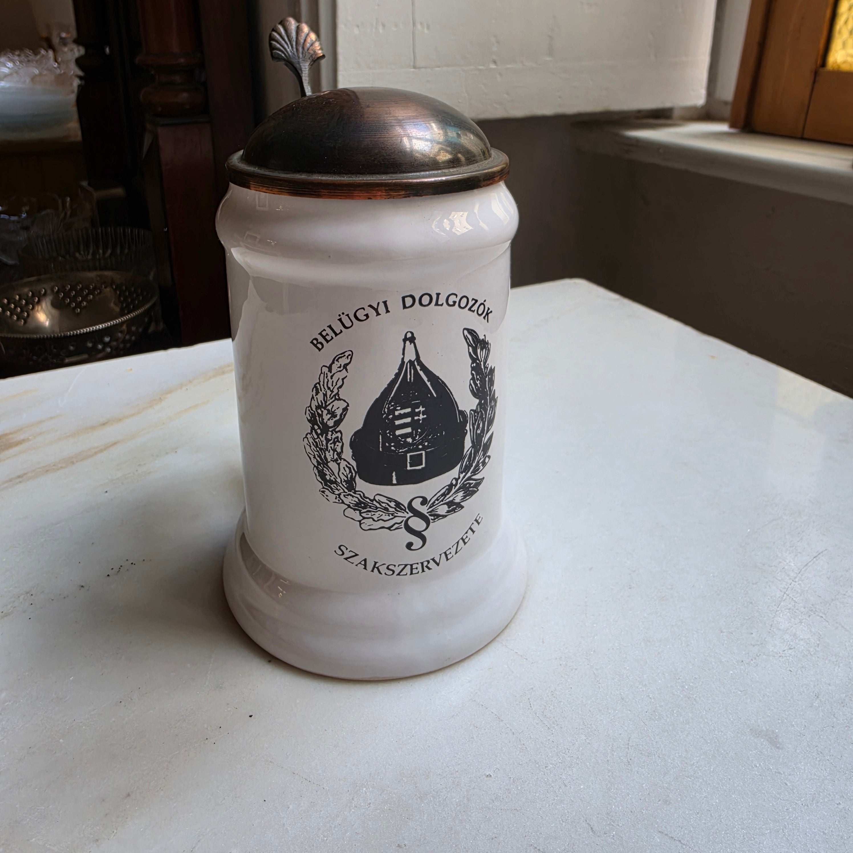 Historischer ungarischer Steingut-Bierkrug mit Zinndeckel – „Belügyi Dolgozók Szakszervezete“