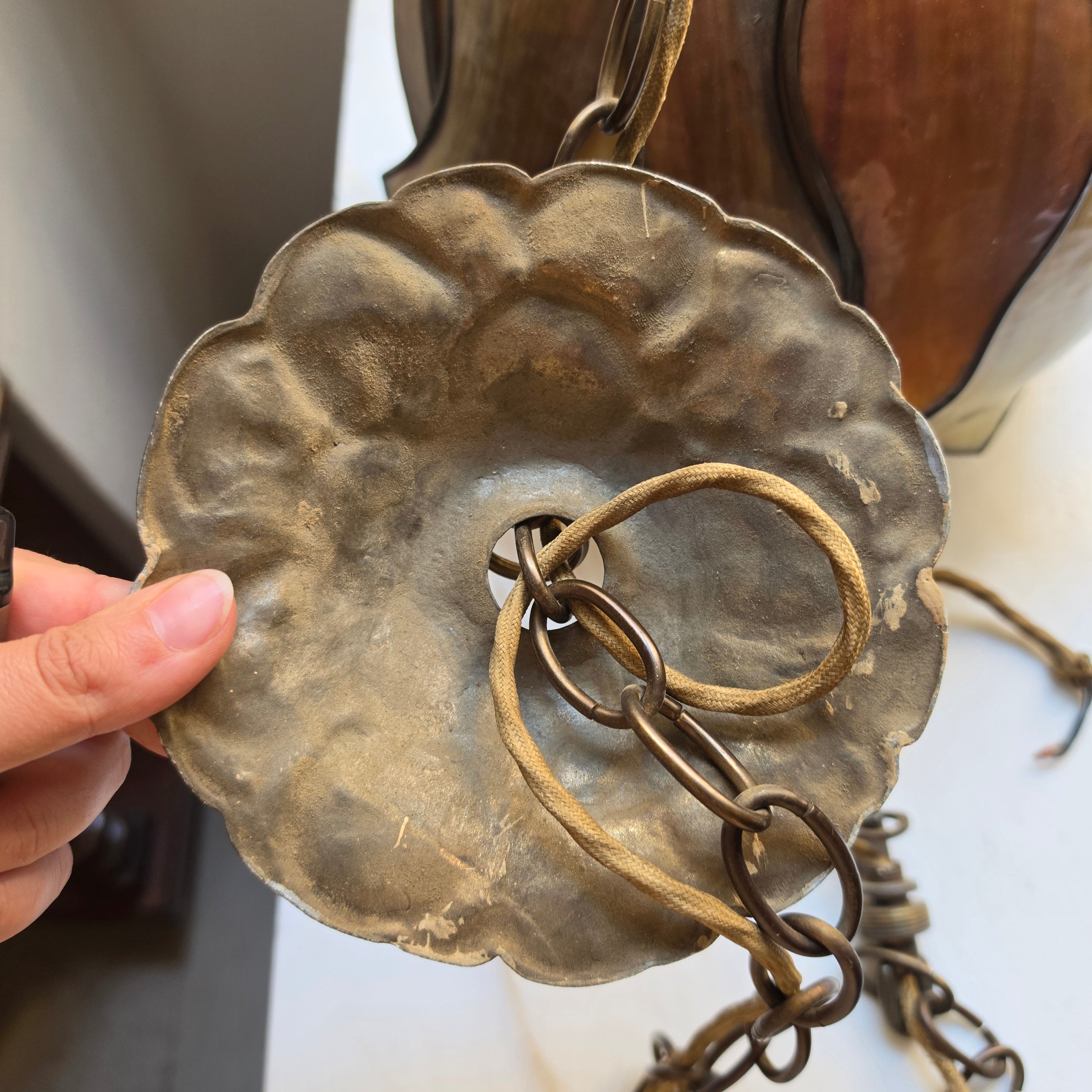 Vintage Tiffany-Stil Hängelampe Lotusblüte / Art Déco Pendelleuchte aus Buntglas & Messing