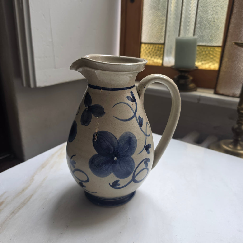 Klassischer Westerwälder Steinzeug-Krug – Handbemaltes Bembel-Design