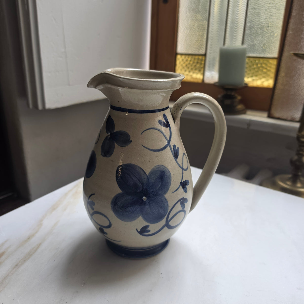 Klassischer Westerwälder Steinzeug-Krug – Handbemaltes Bembel-Design