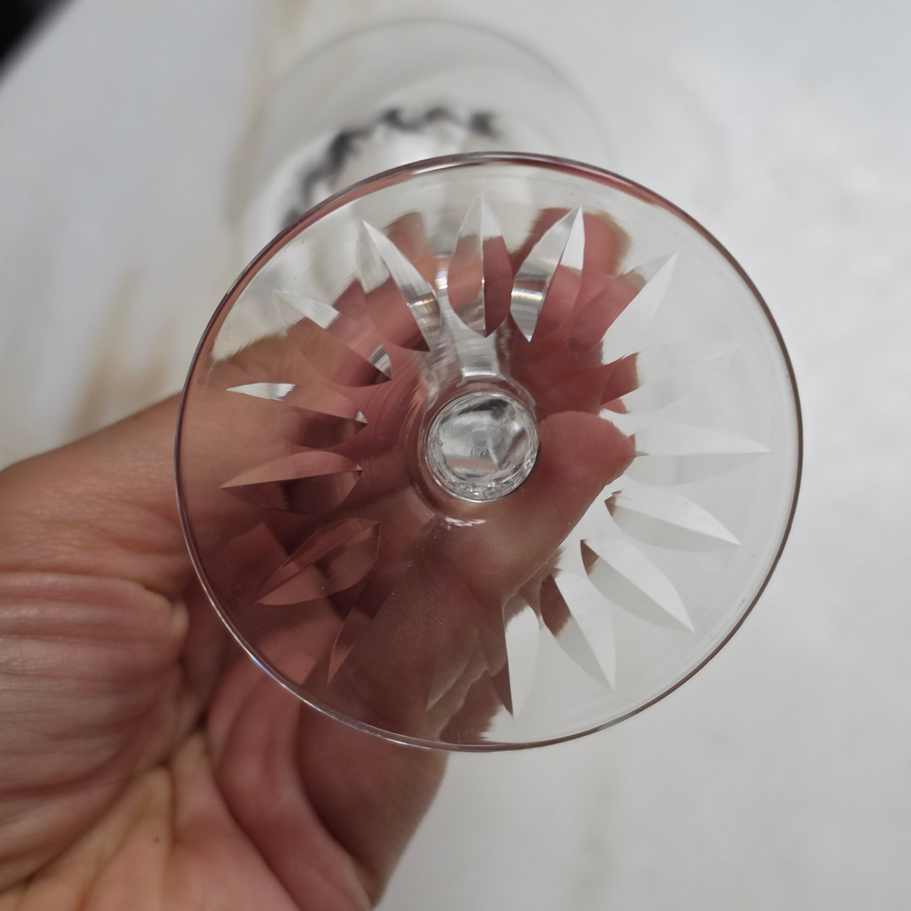 Elegantes Vintage-Likörglas aus geschliffenem Kristall – Facettierter Stiel & Sternboden