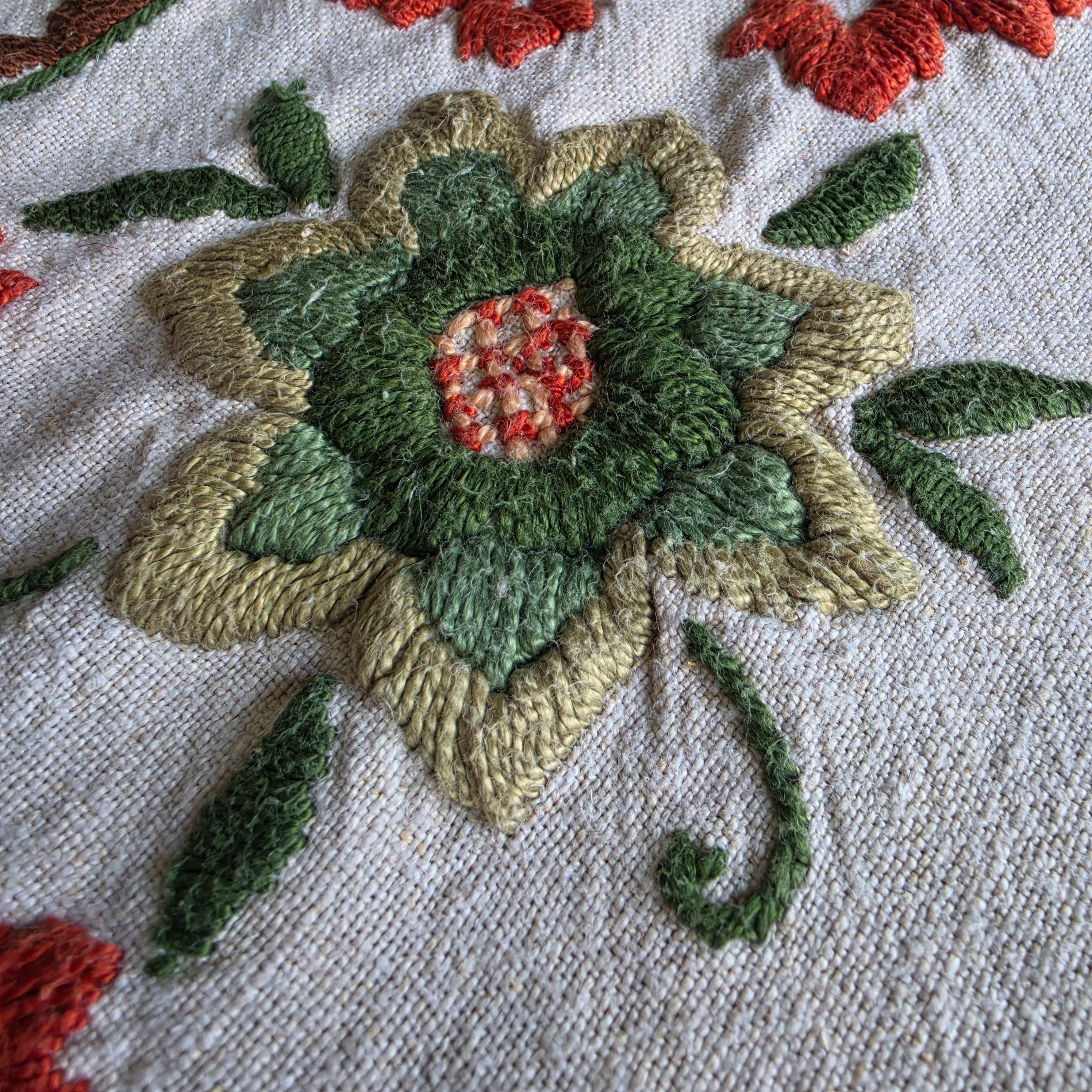 Vintage Leinen-Tischdecke Handgestickt - Rustikale Decke mit Floralem Kurbelstick-Muster 140x150cm