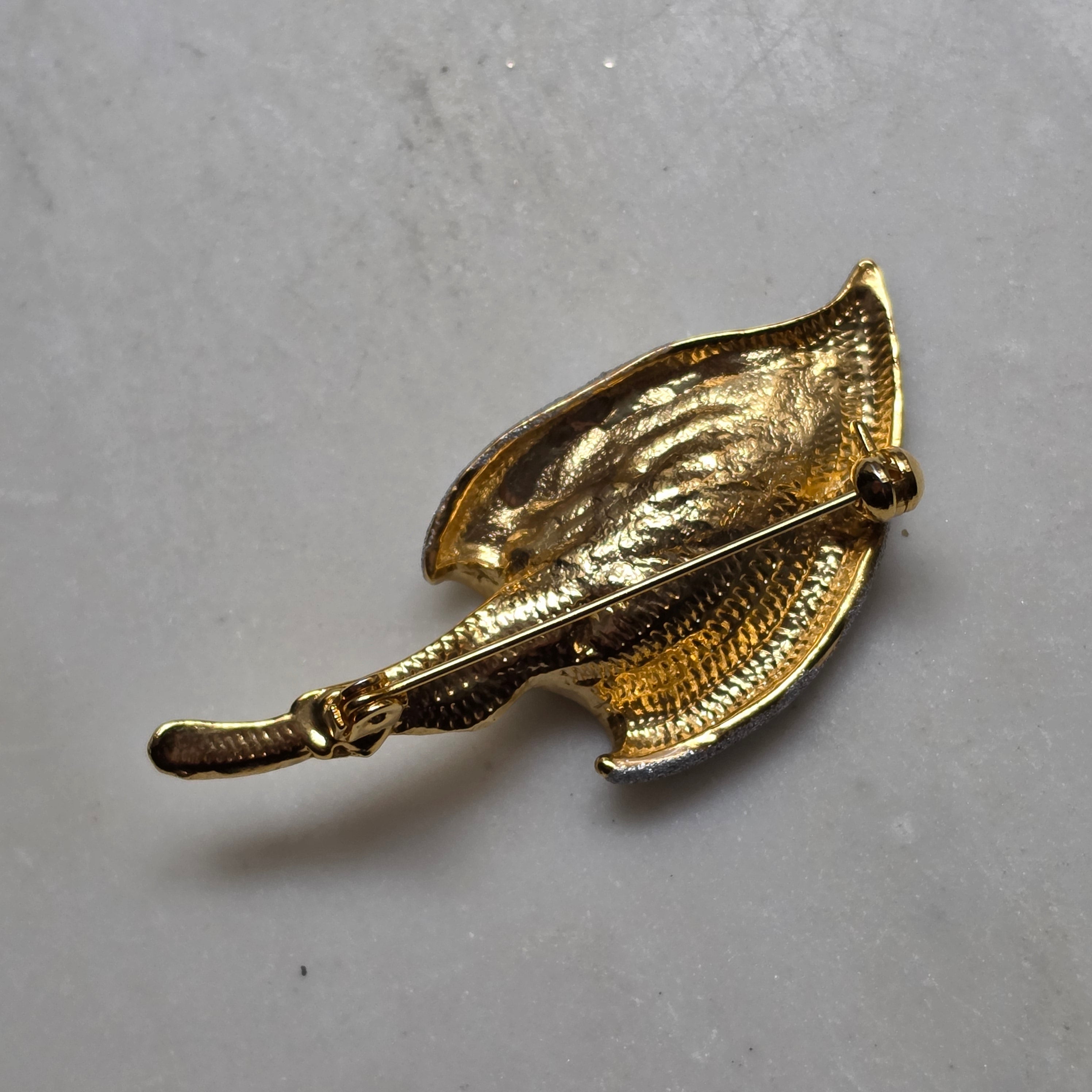 Elegante Zweifarbige Calla-Lilien-Inspirierte Brosche – Gold & Glitzer-Silber