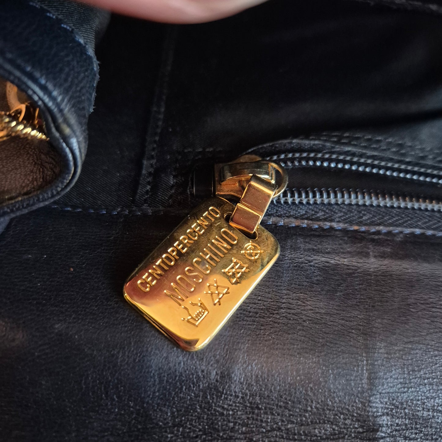 Vintage Moschino schwarze Schultertasche mit Herz 90er Jahre