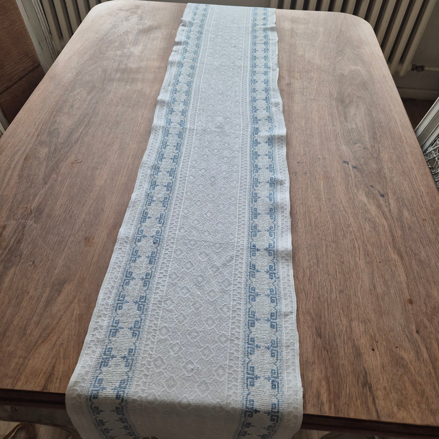 Antiker Baumwolle Tischläufer handbestickt mit mini Fleck! 29x170cm mit Fransen blau weiß
