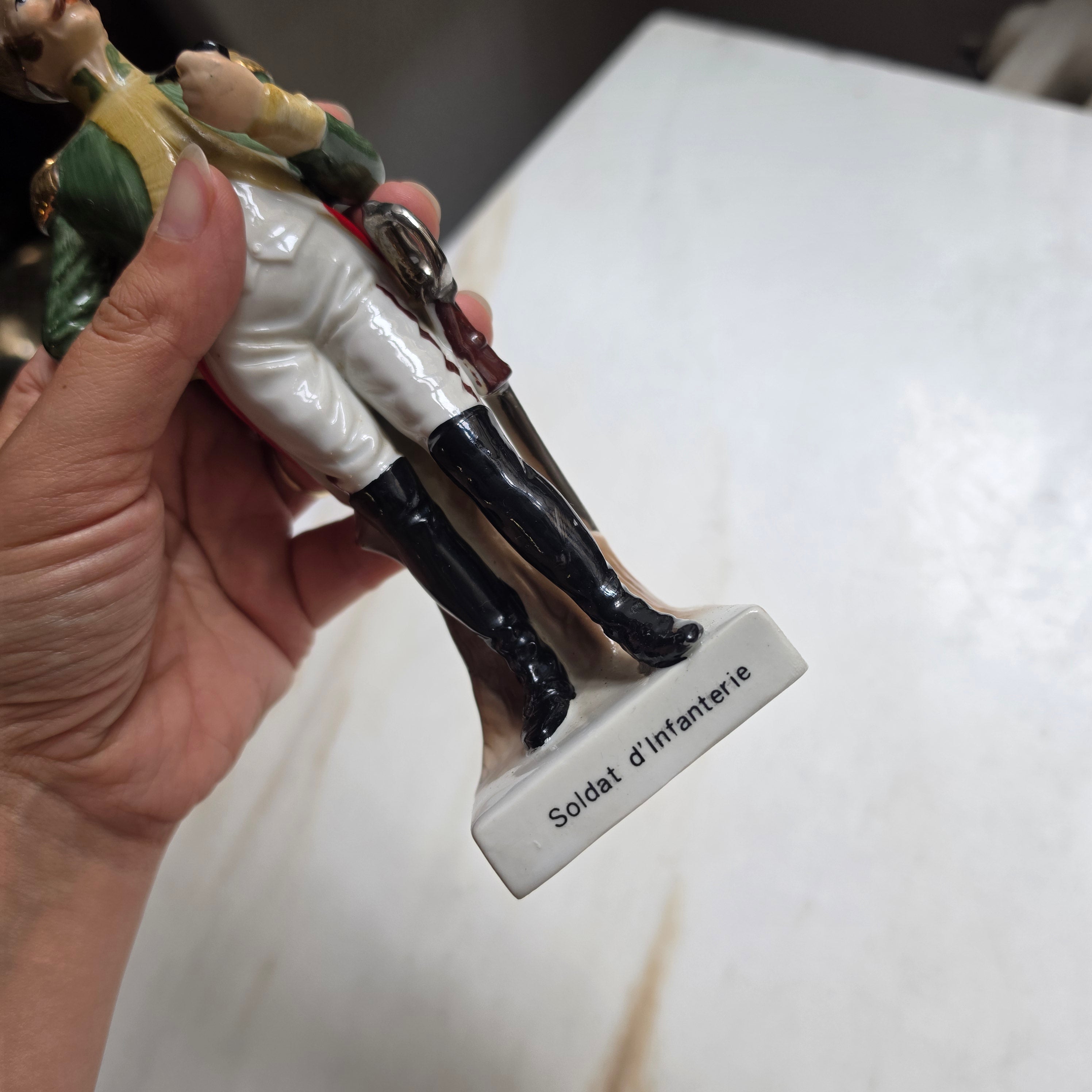 Sammelfigur Porzellan: „Soldat d'Infanterie“ – Offizier mit Pfeife & Säbel