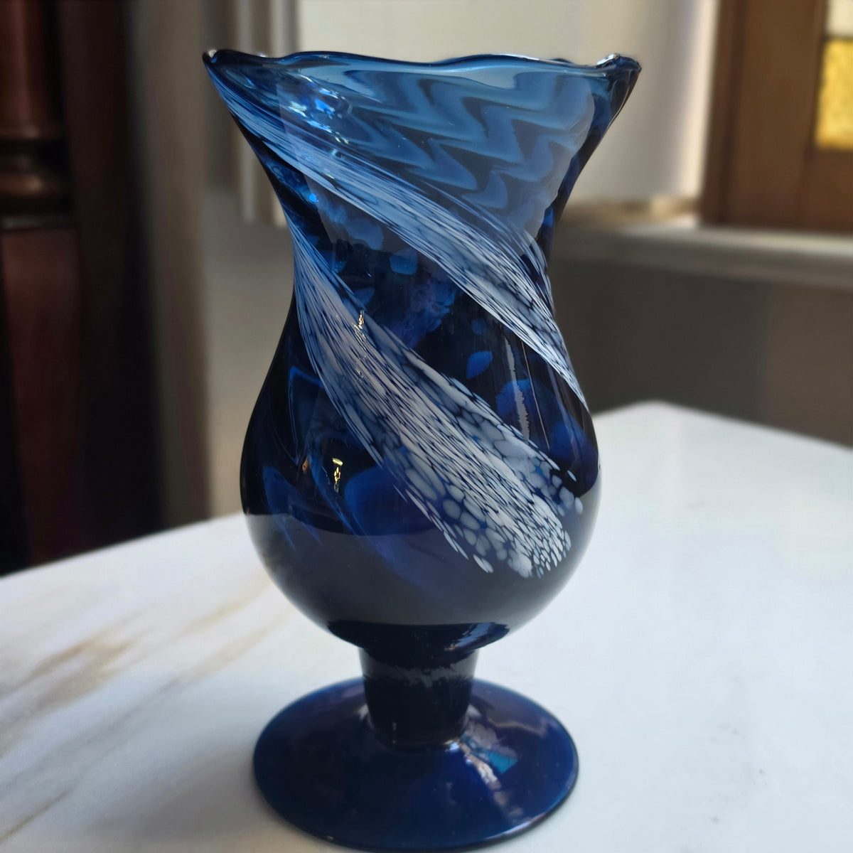Mundgeblasene Kunstglas-Vase in Cobaltblau – Elegantes Wirbel-Design