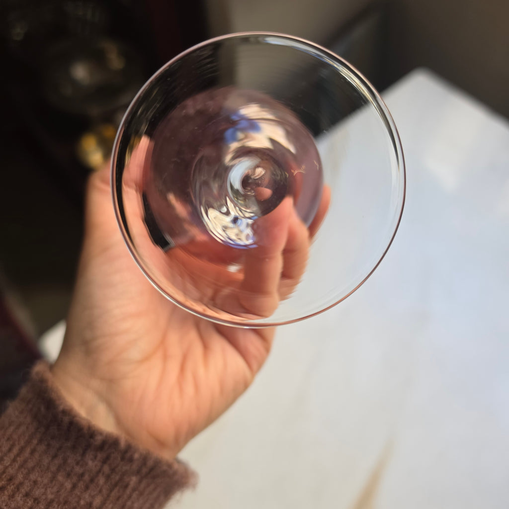 Elegante Vintage-Glasvase in Amethyst-Rosa – Handgefertigt mit Wellenrand & Luftblasen-Akzenten