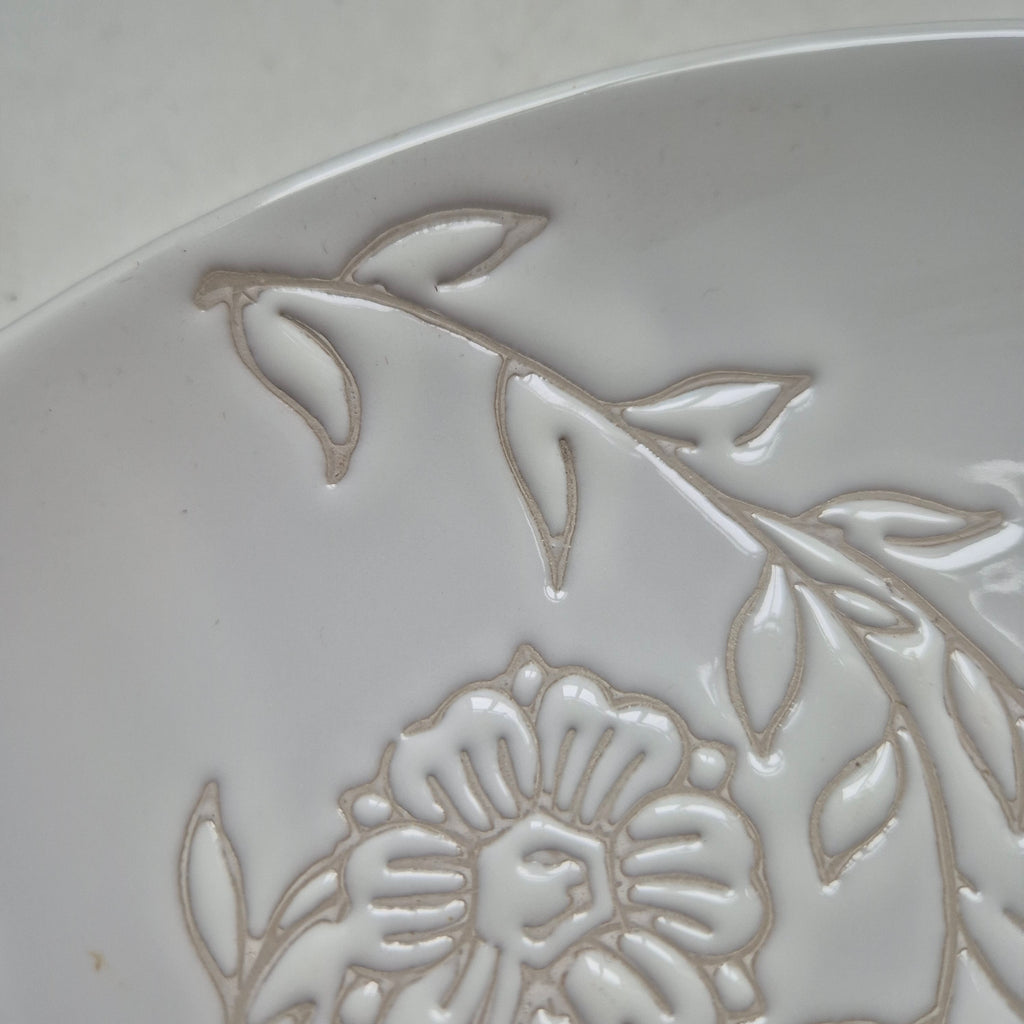 Großer Cremeweißer Keramik Teller mit Blumenmuster