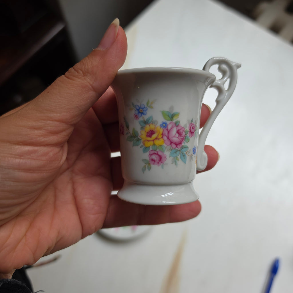 Vintage Kahla Mokkatasse mit Untertasse – Romantisches Blumenmuster & Zierhenkel