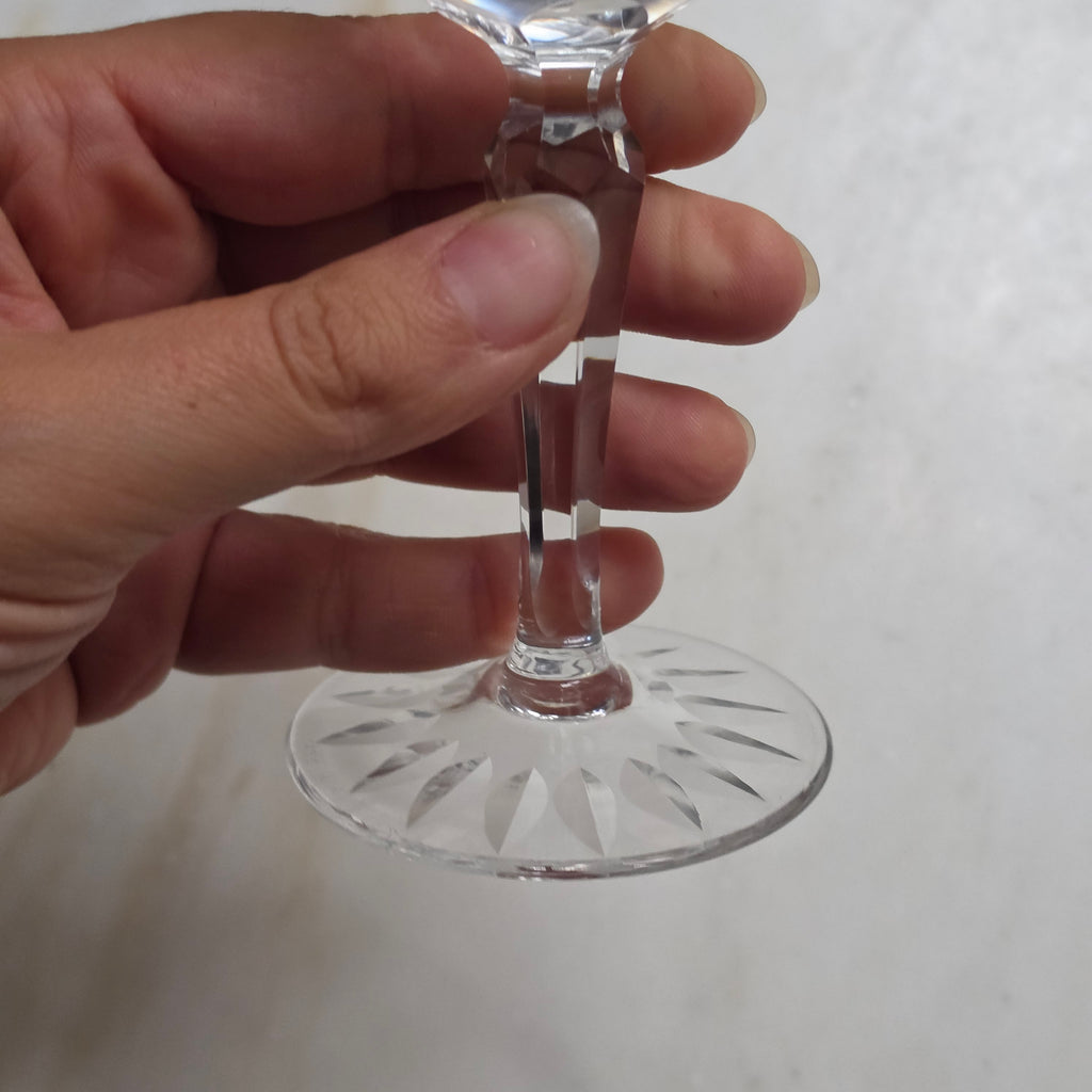 Elegantes Vintage-Likörglas aus geschliffenem Kristall – Facettierter Stiel & Sternboden
