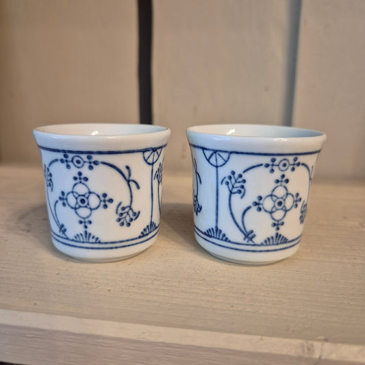 Alte kleine Strohblumen Schnapsgläser Becher weiß blau
