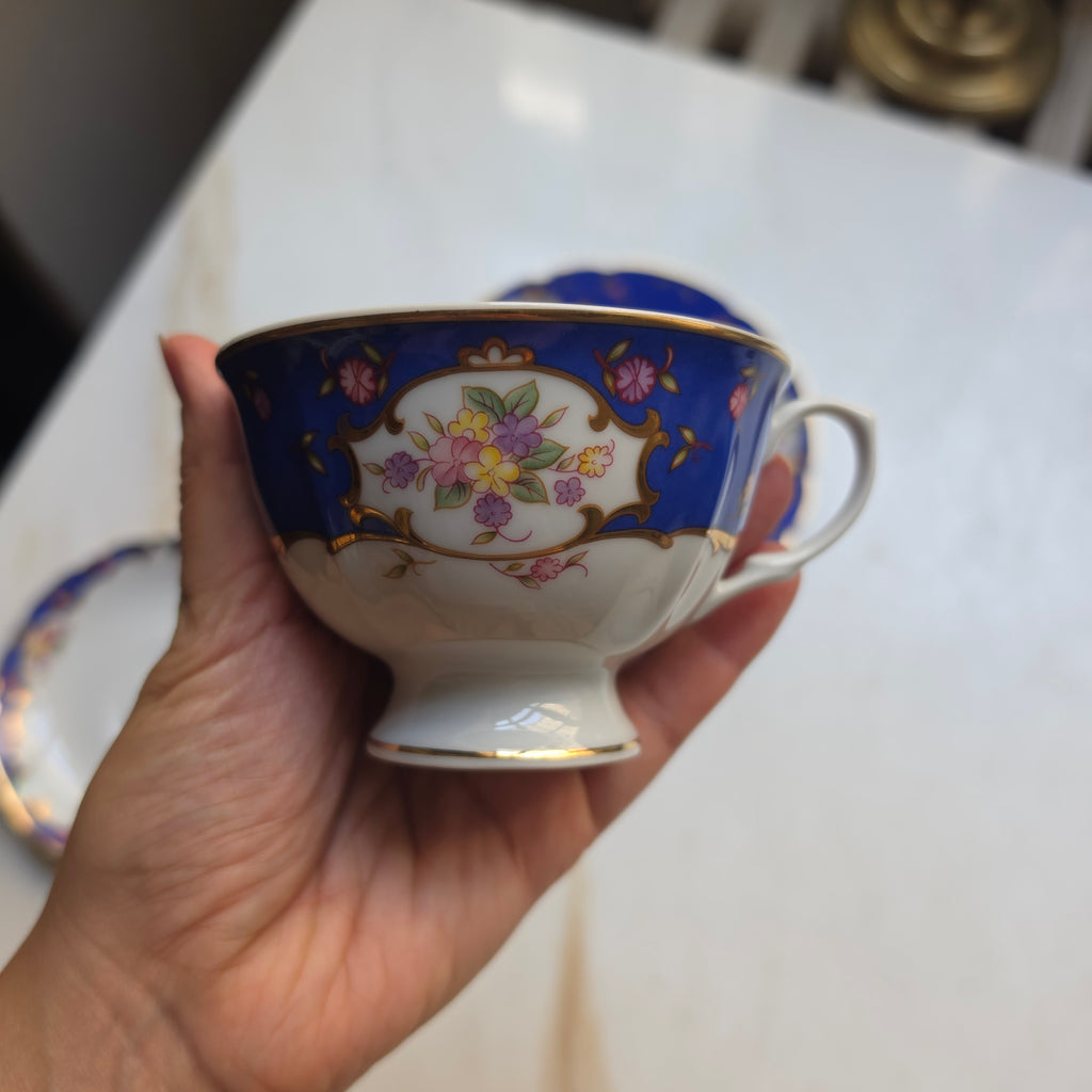 Vintage Porzellan Gedeck 3-teilig „Sissy“ von MF Design – Kobaltblau mit Golddekor & Blumenbukett