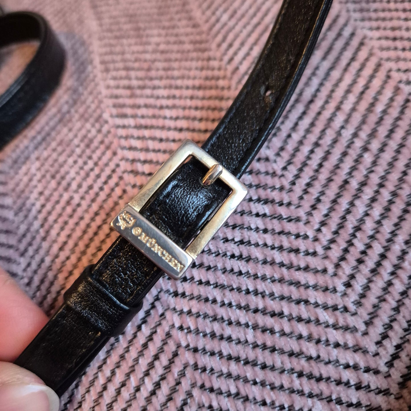 Vintage 90er Jahre MCM Umhängetasche mit Schleife – Klassisches Visetos-Design in Schwarz